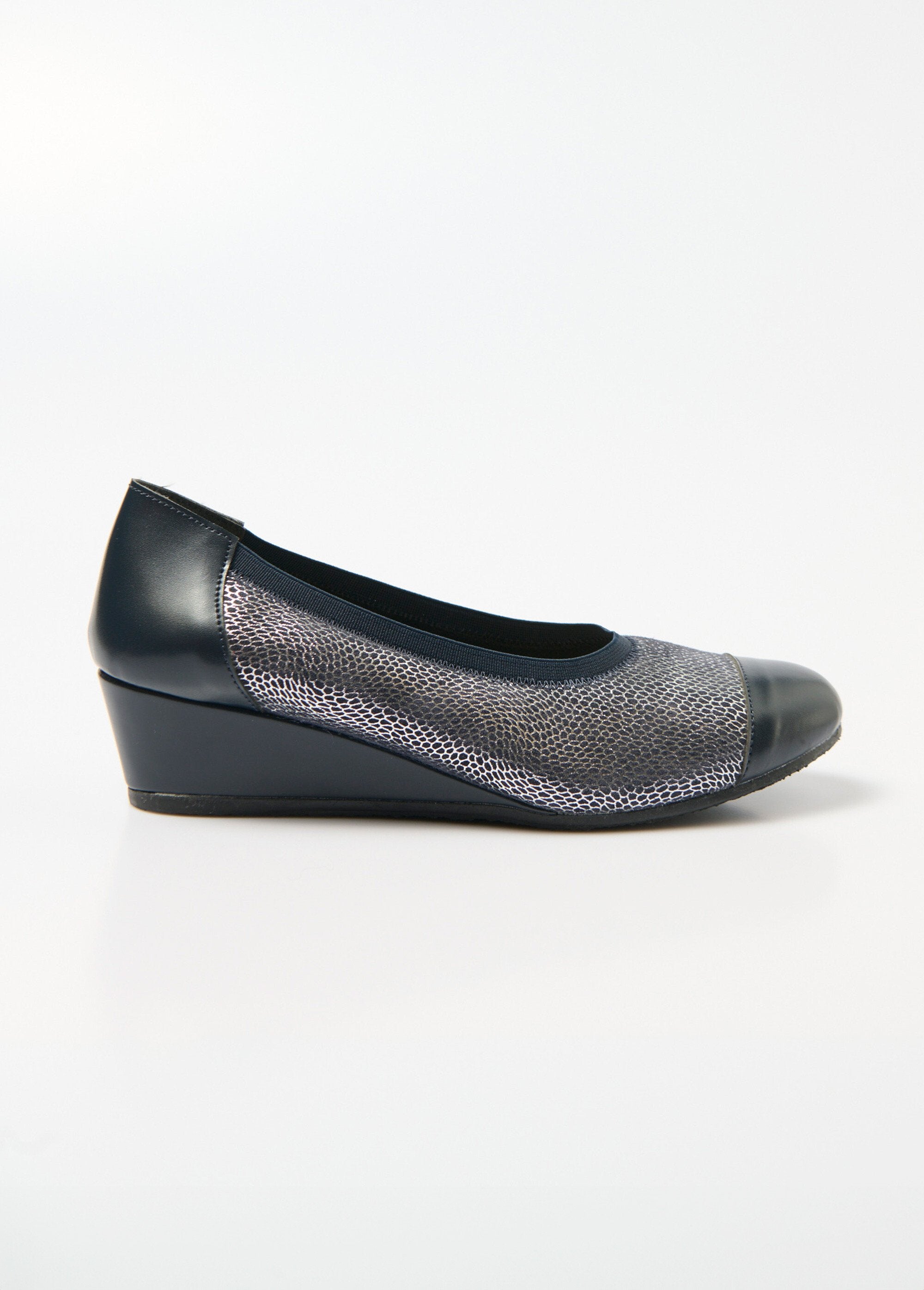 Bailarinas_de_cunha_de_couro_com_largura_confortável_de_dois_materiais_Marine_DR1_slim