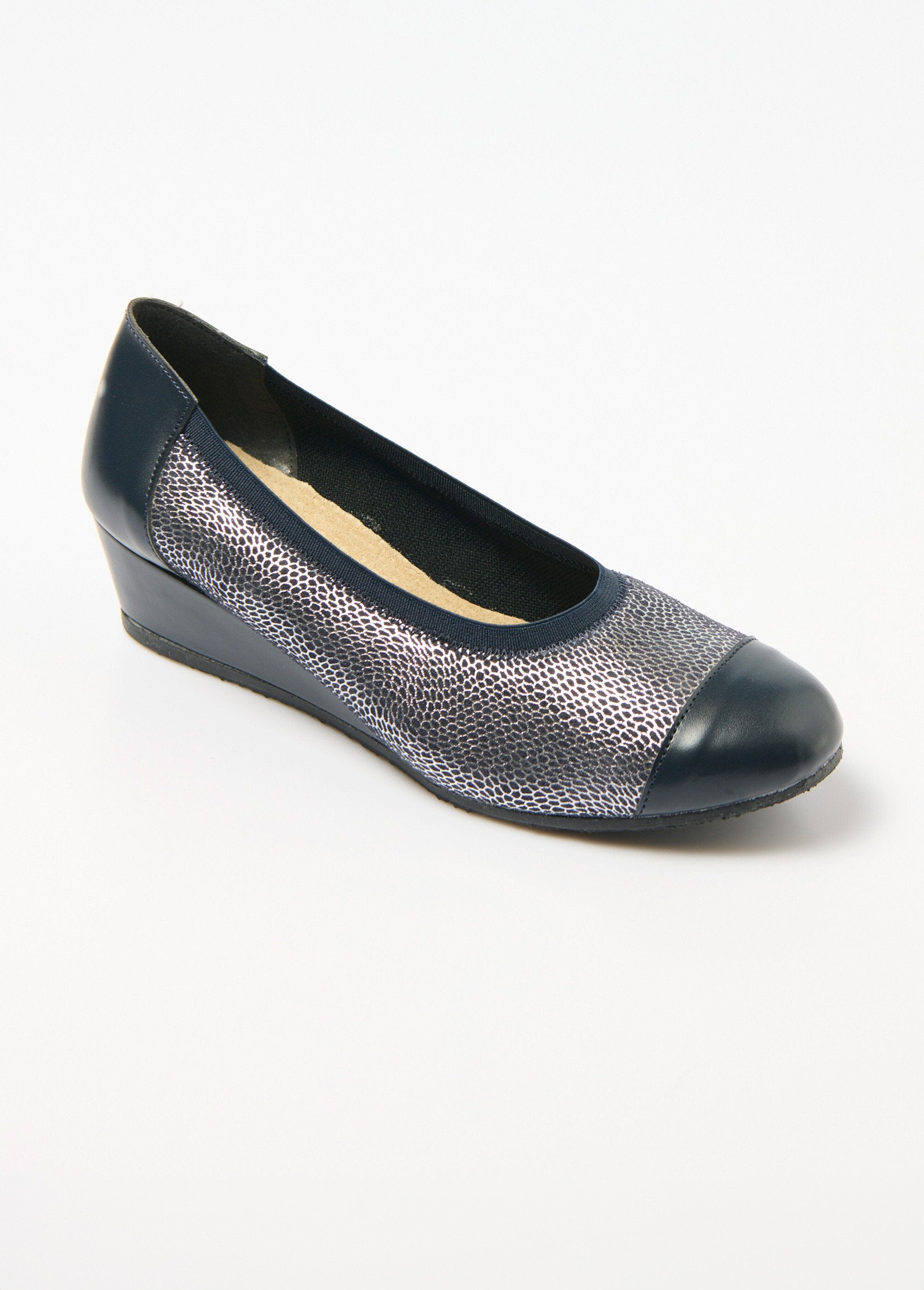 Bailarinas_de_cunha_de_couro_com_largura_confortável_de_dois_materiais_Marine_FA1_slim