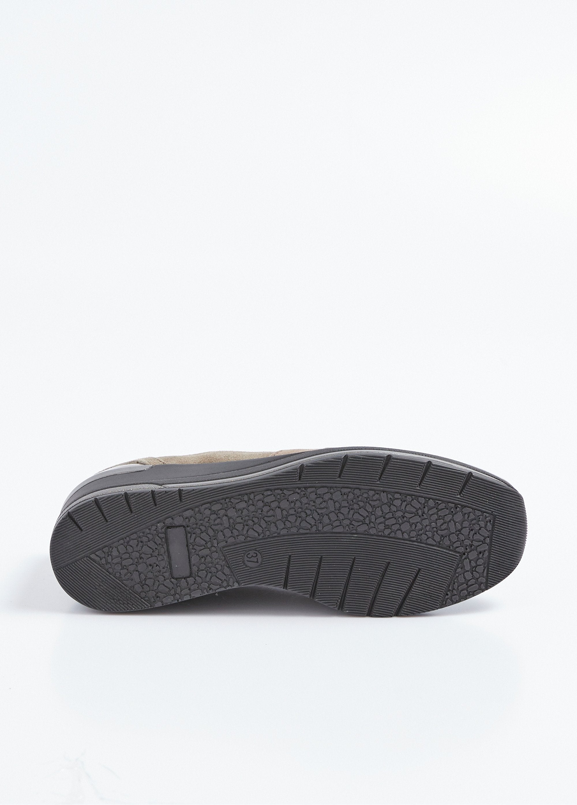 Sapatilhas_de_cunha,_camurça_e_couro_envernizado_Taupe_UN1_slim