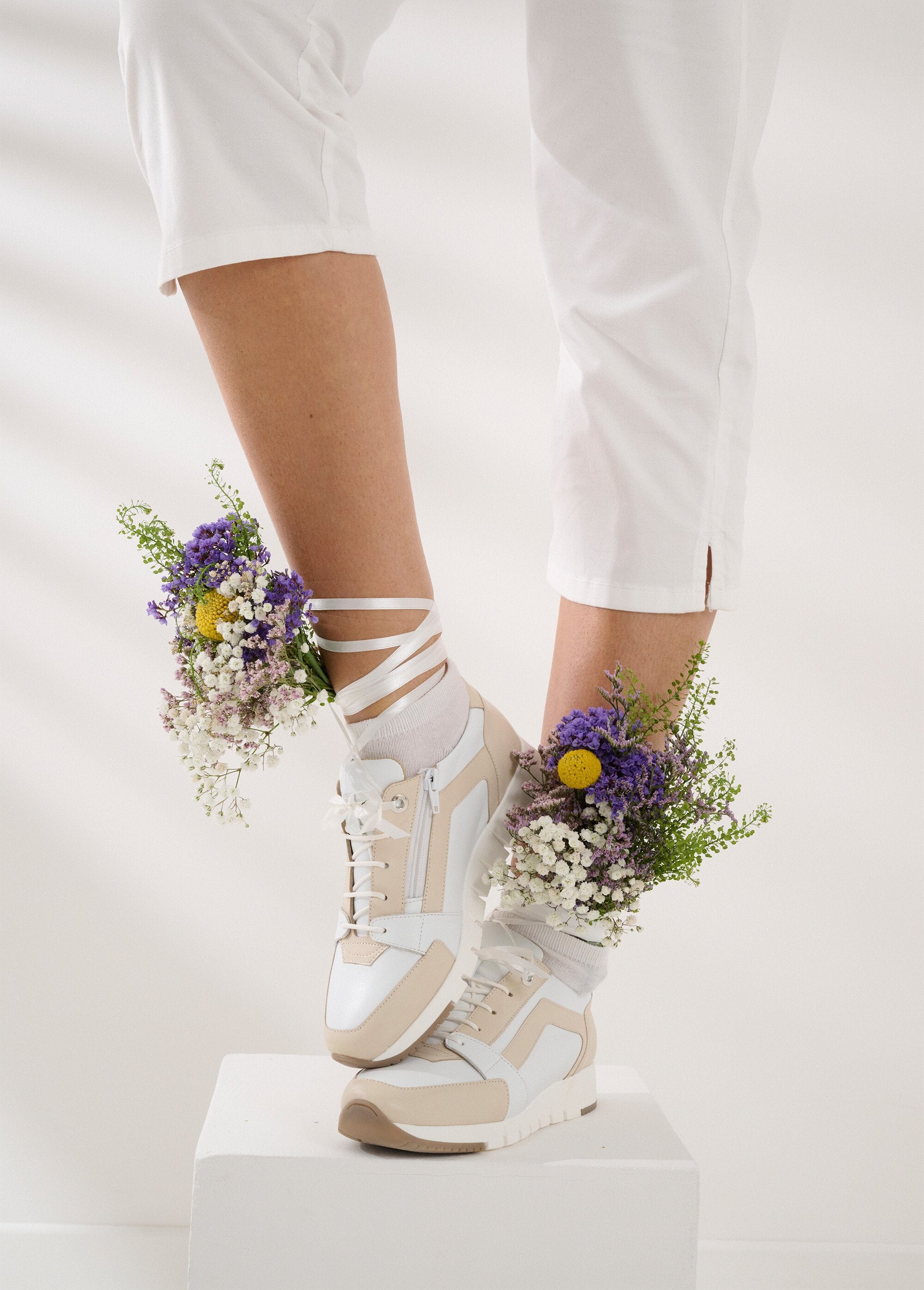 Tênis_com_largura_confortável_em_couro_bicolor_Bege_e_branco_SF1_slim