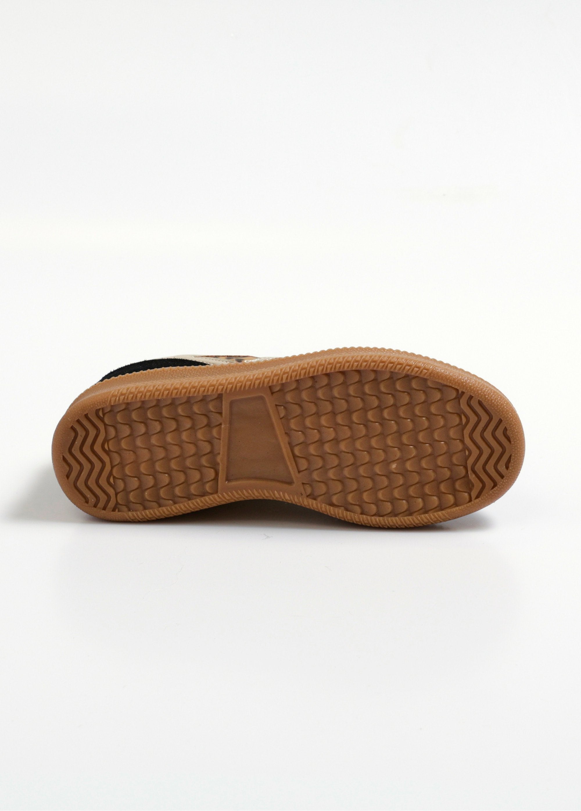 Tênis_retrô_de_camurça_com_detalhes_metálicos_Noir_UN1_slim