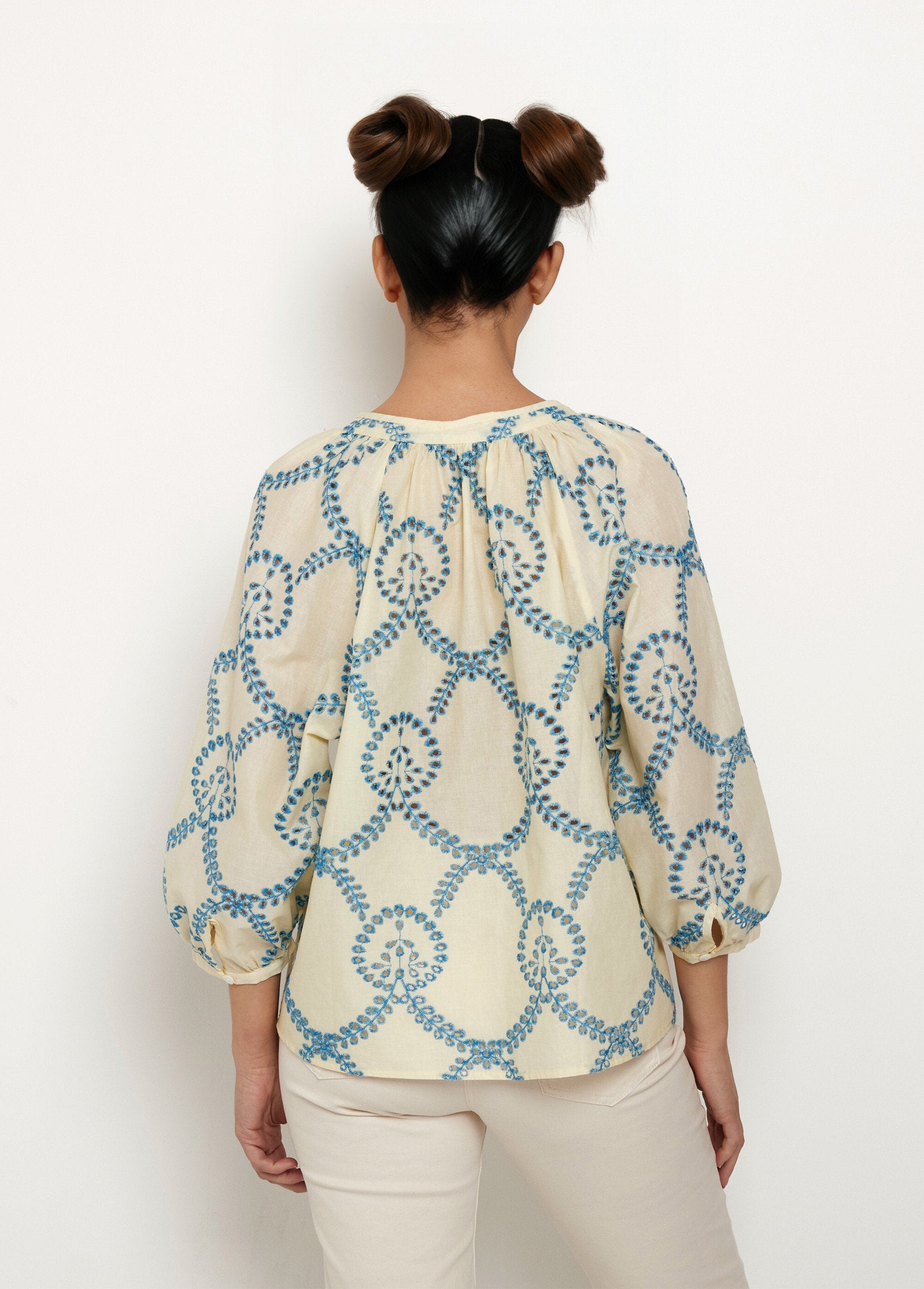 Blusa_solta_com_bordado_vazado_e_mangas_3/4_Ecru_DO1_slim