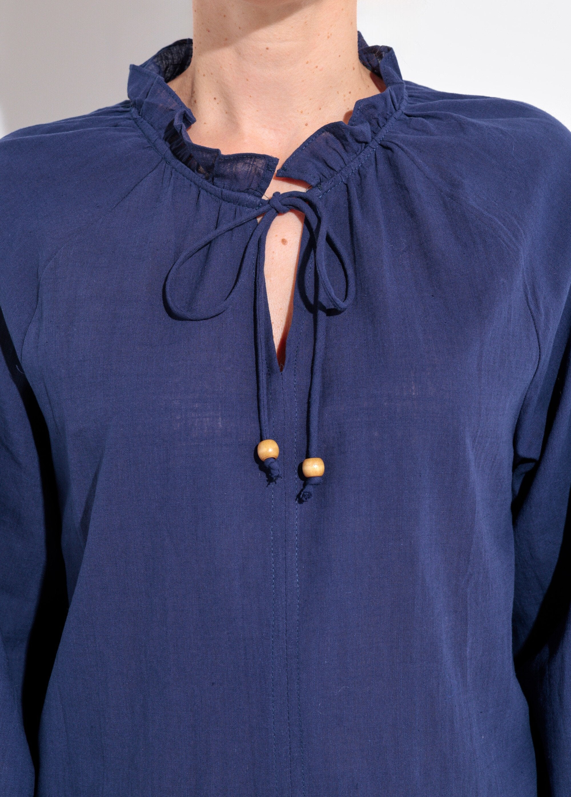 Blusa_folgada_com_decote_em_V_e_gravata_Marine_DE1_slim