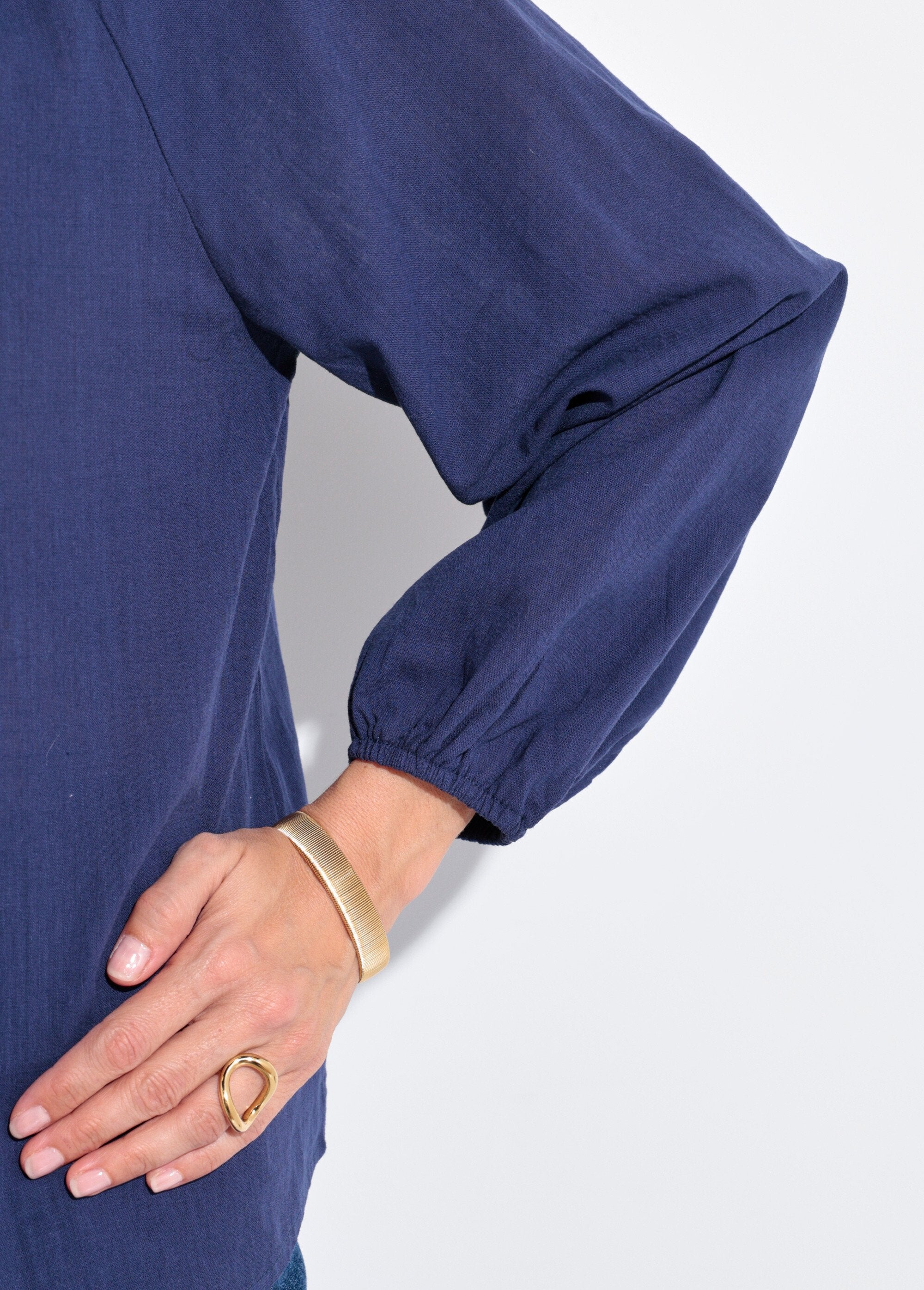 Blusa_folgada_com_decote_em_V_e_gravata_Marine_DE2_slim