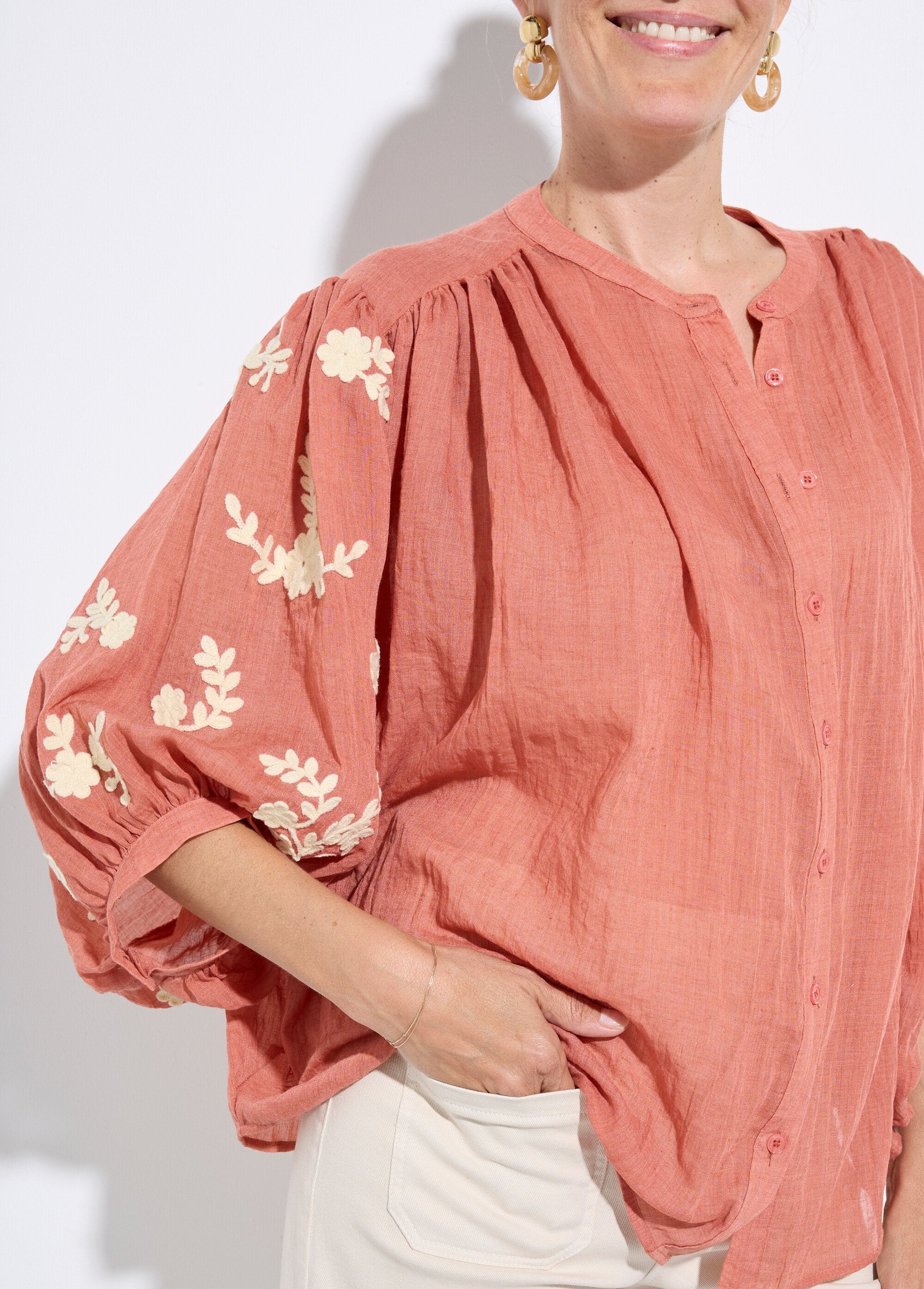 Blusa_em_cambraia,_bordado_em_contraste_Brique_DE1_slim