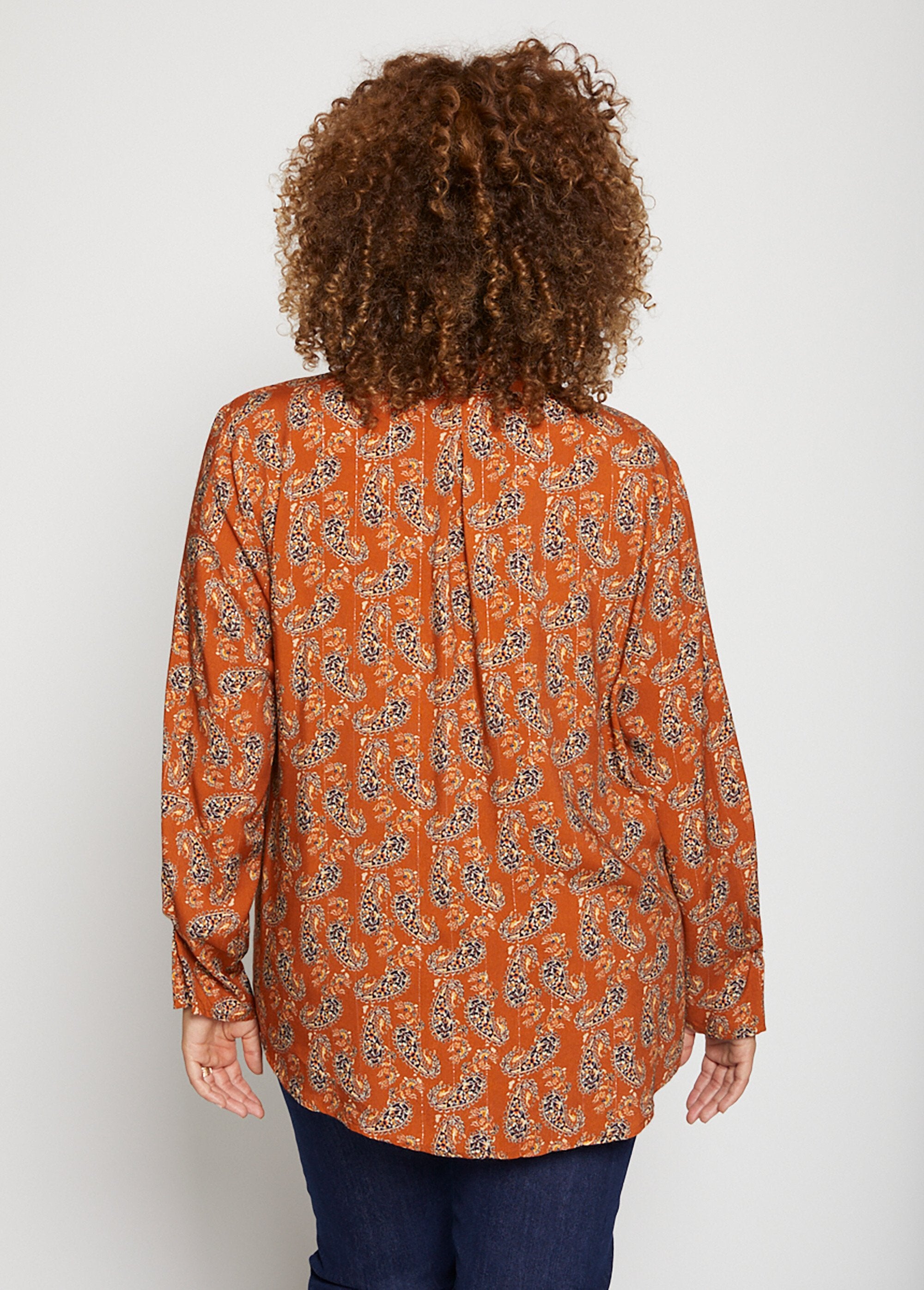 Blusa_esvoaçante_estampada_Caramel_DO1_curvy