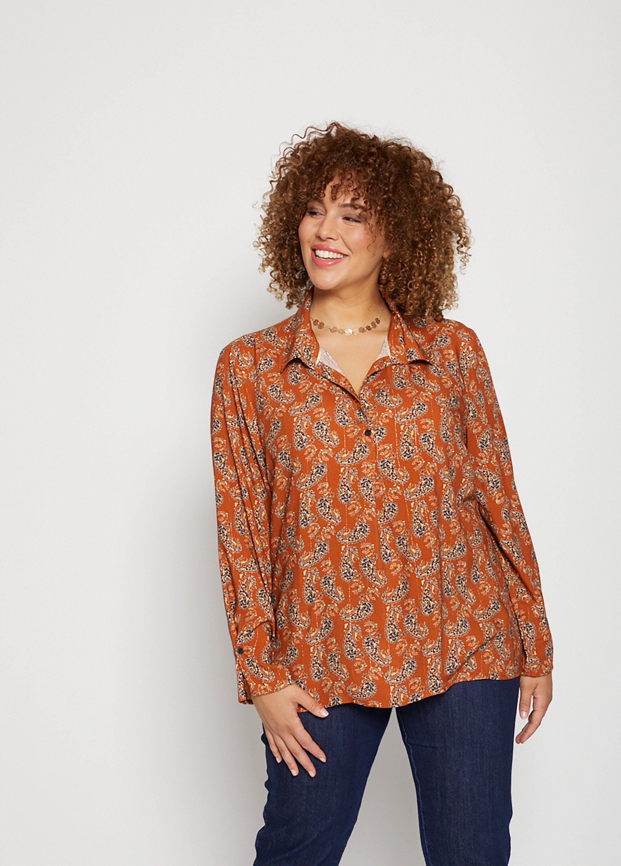 Blusa_esvoaçante_estampada_Caramel_FA1_curvy