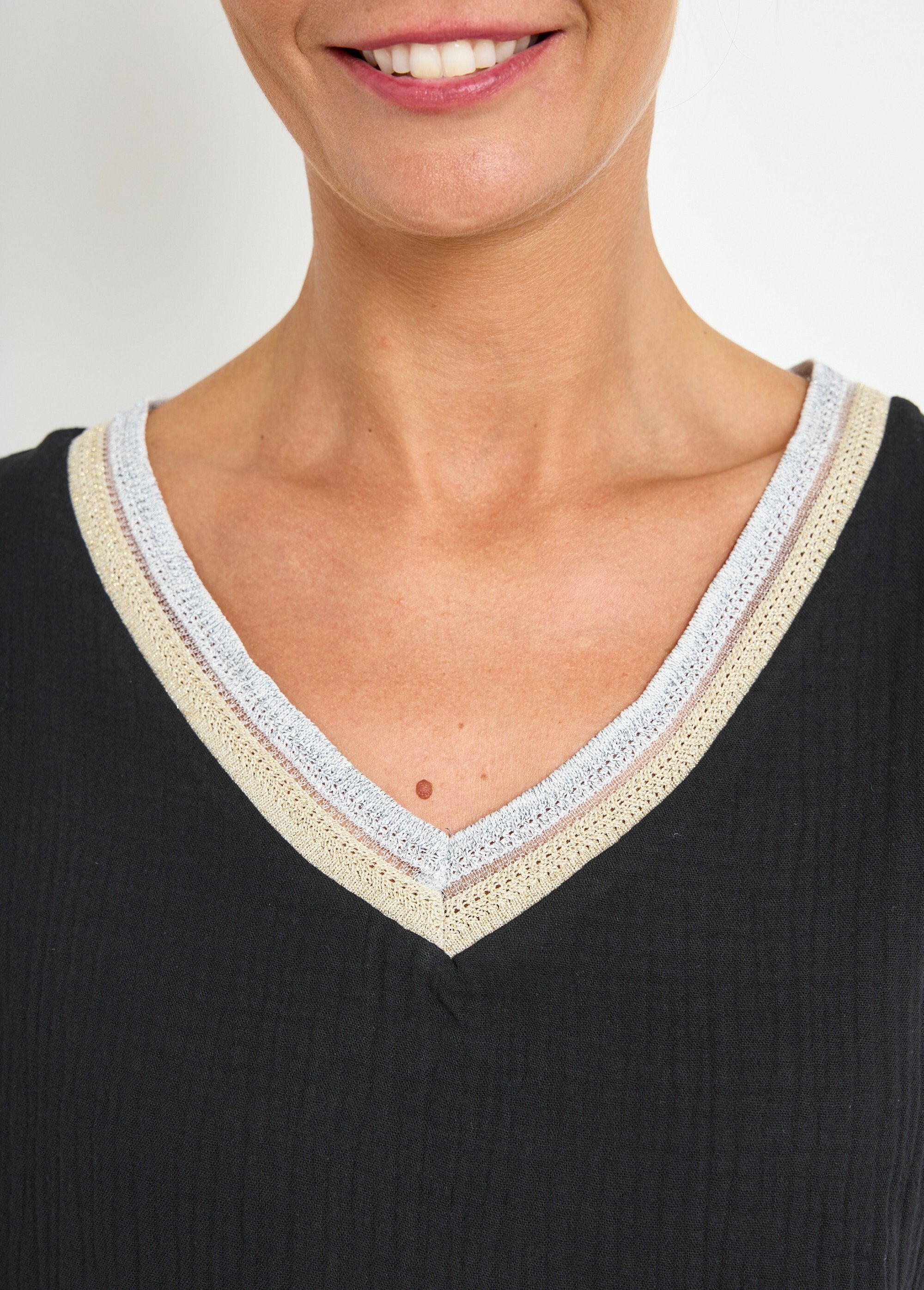 Blusa_de_gaze_de_algodão_com_trança_decote_em_V_Noir_DE2_slim