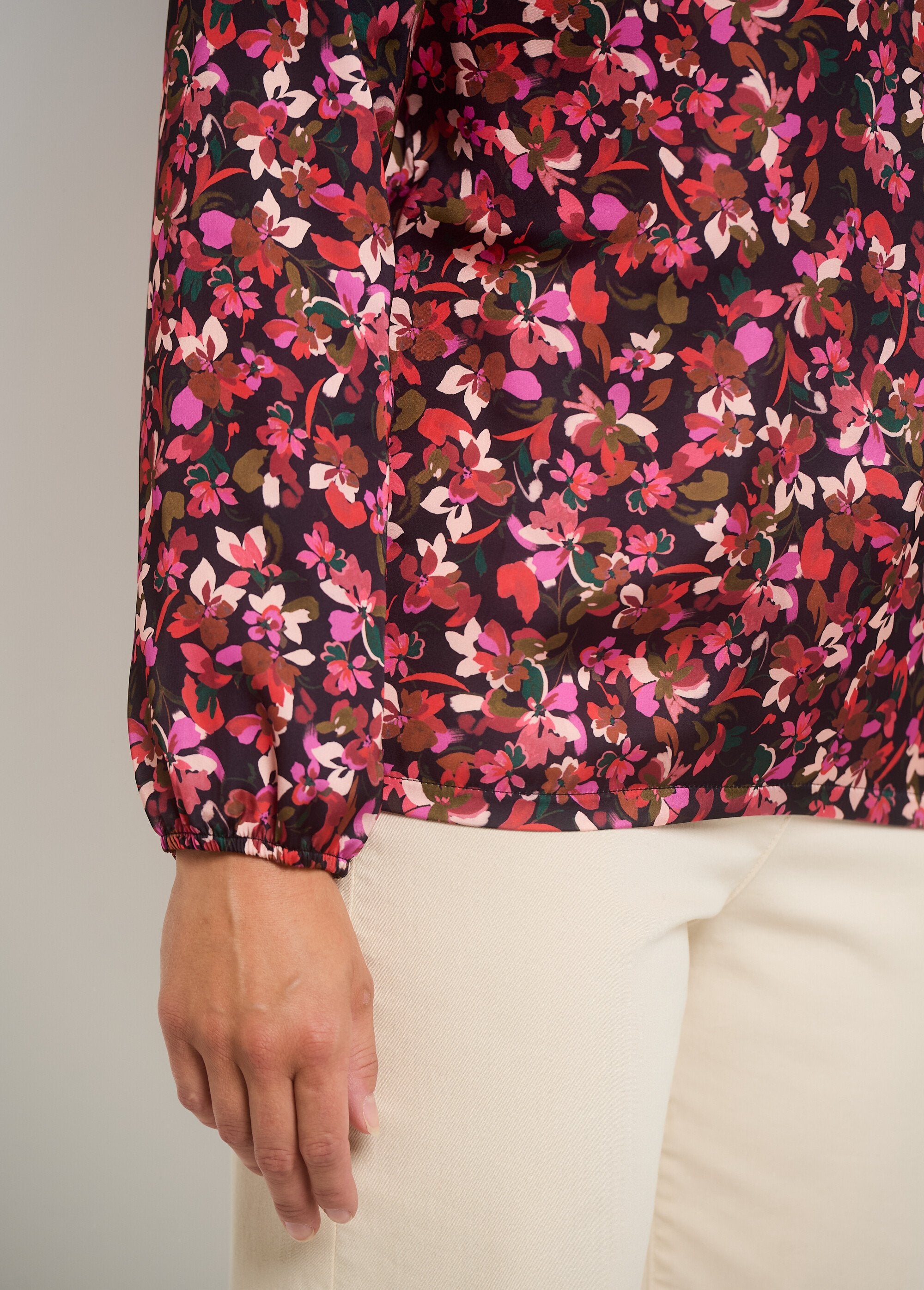 Blusa_estampada_com_decote_em_V_e_mangas_elásticas_Rouge_et_noir_DE2_slim