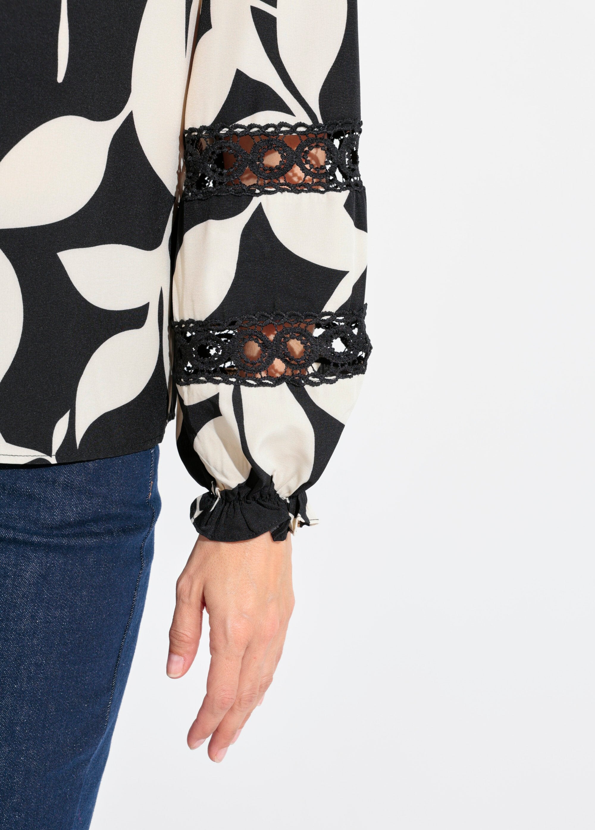 Blusa_com_estampa_gráfica_e_detalhes_em_renda_Noir_et_blanc_DE2_slim