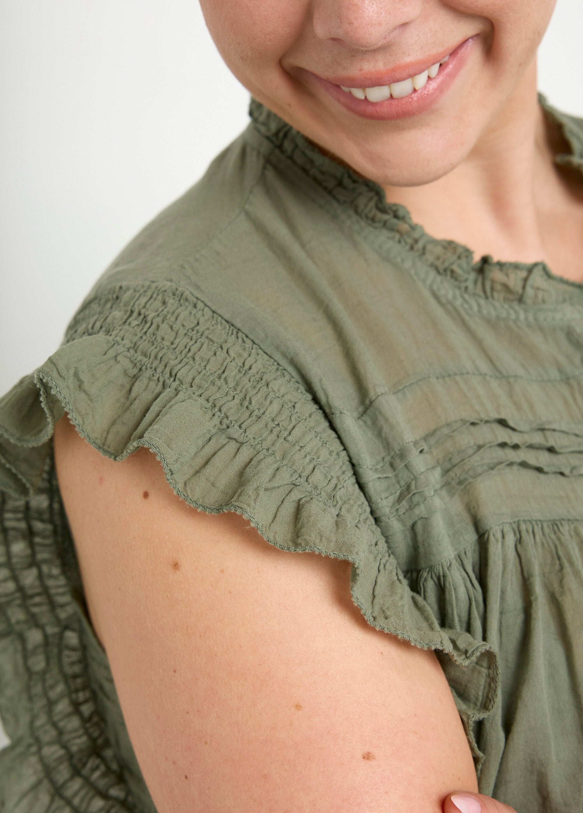 Blusa_de_voile_de_algodão_sem_mangas_Kaki_DE1_curvy