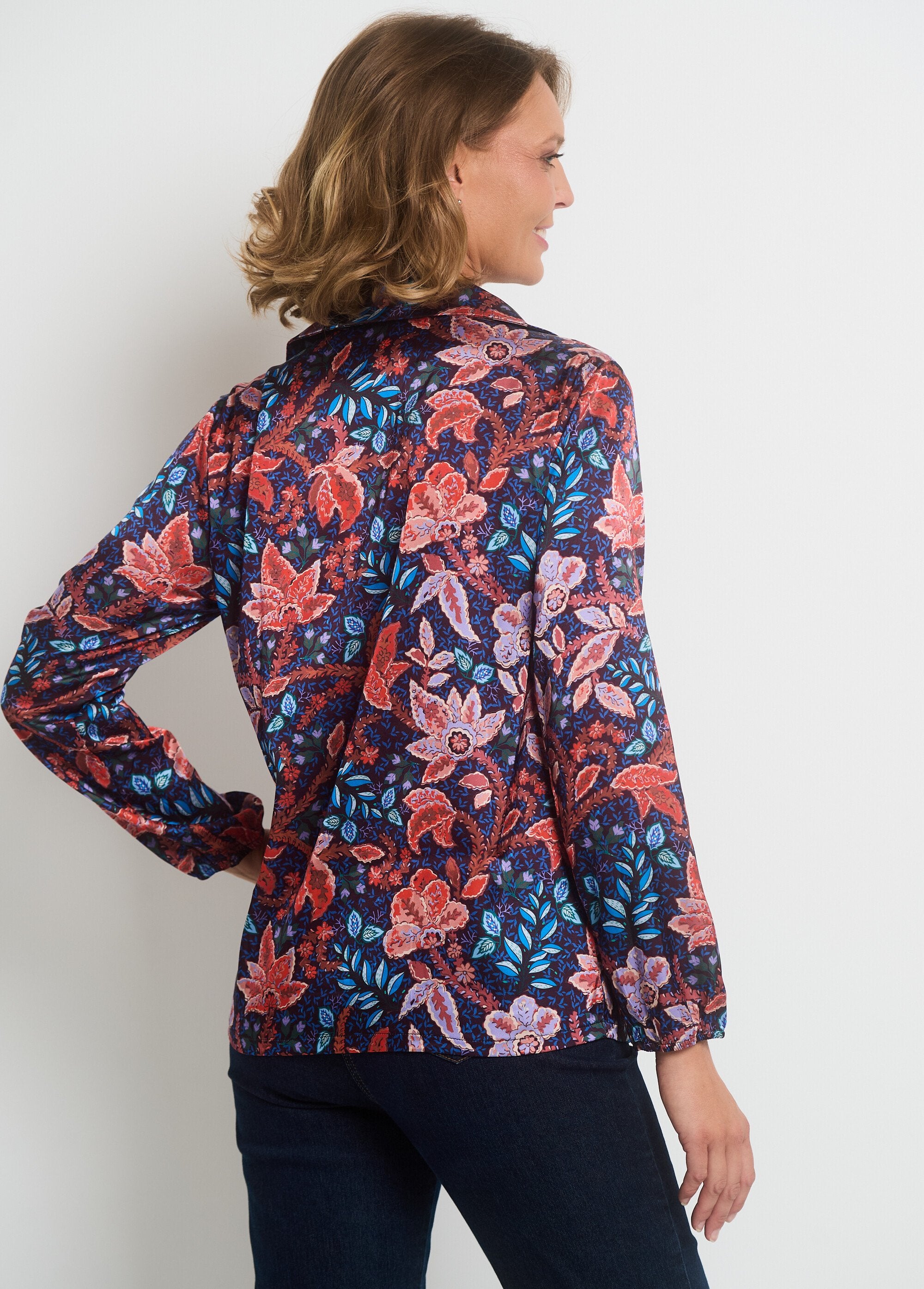 Blusa_de_cetim_com_decote_em_V_e_mangas_elásticas_Bleu_et_orange_DO1_slim
