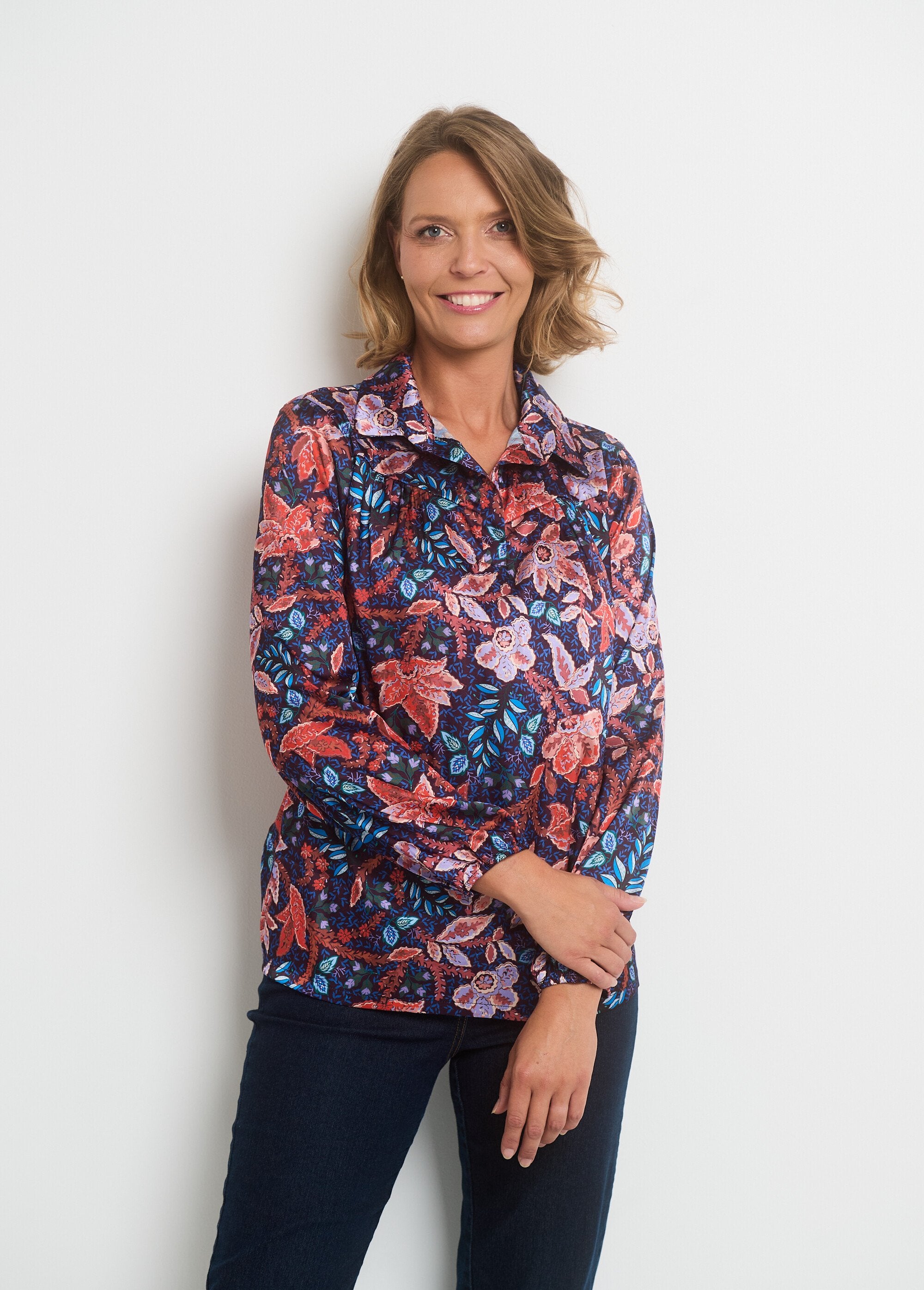 Blusa_de_cetim_com_decote_em_V_e_mangas_elásticas_Bleu_et_orange_FA1_slim