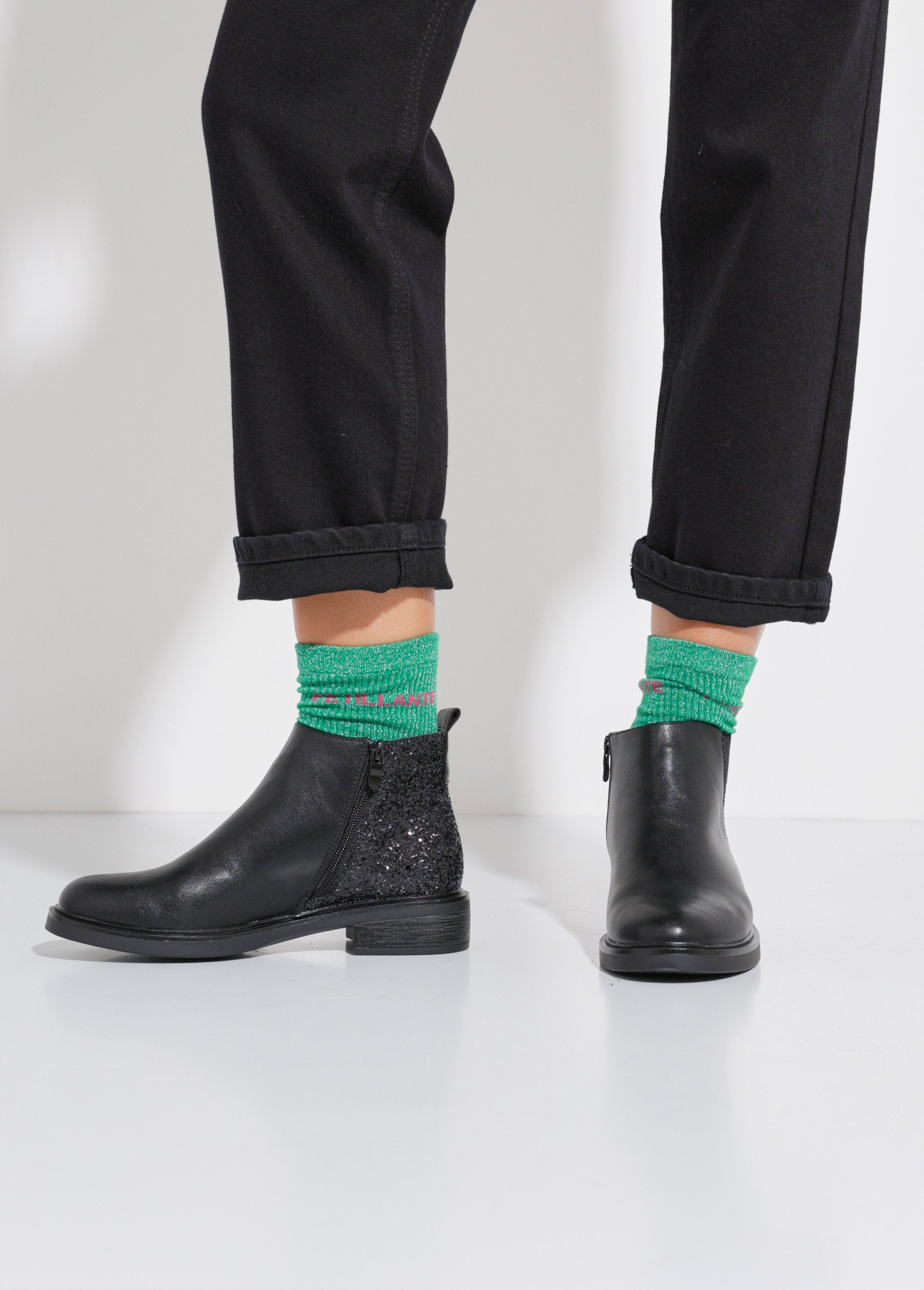 Botas_Chelsea,_pormenor_de_lantejoulas_no_calcanhar_Noir_SF1_slim