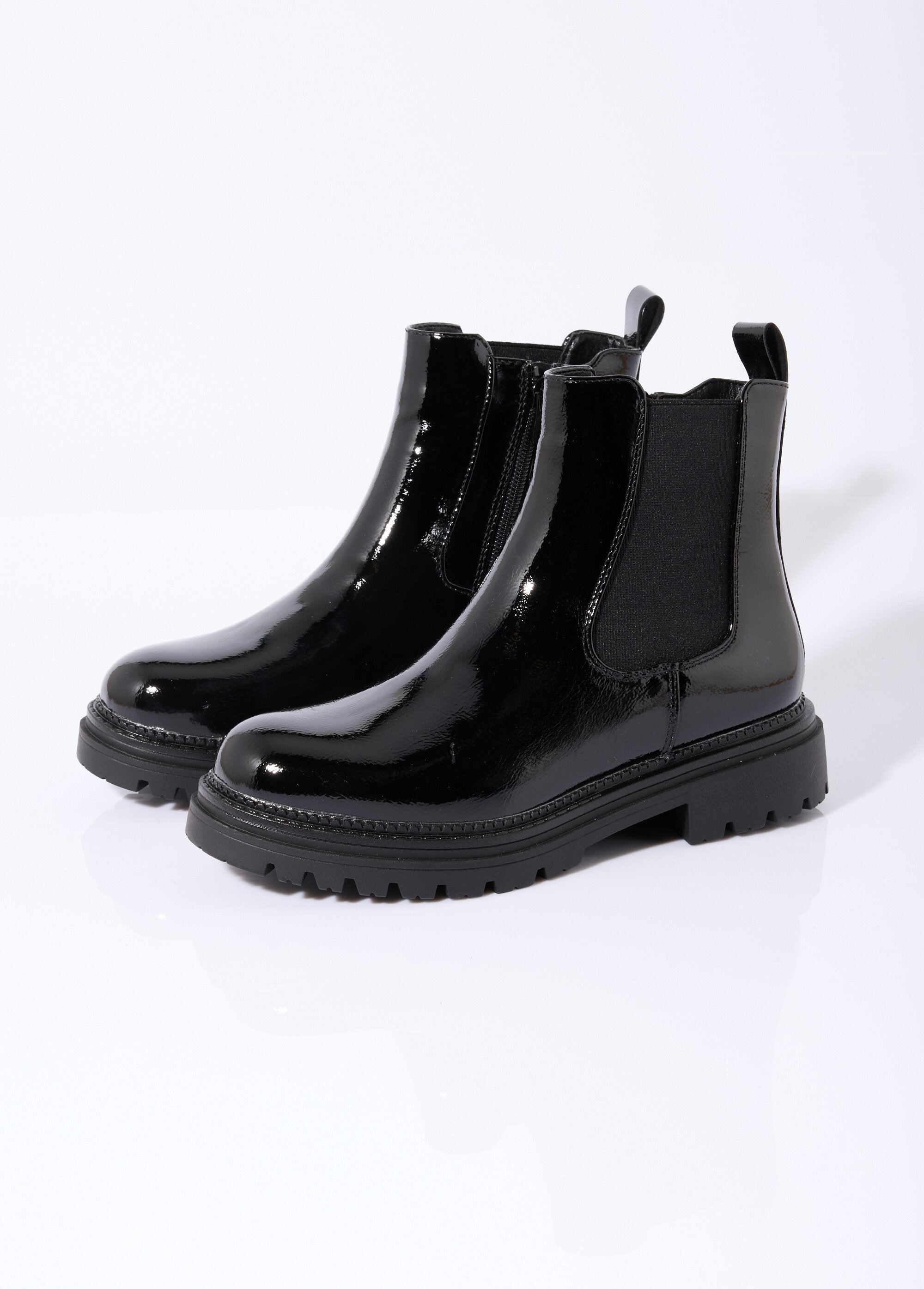 Botas_Chelsea_em_verniz_com_sola_dentada_Noir_DE1_slim