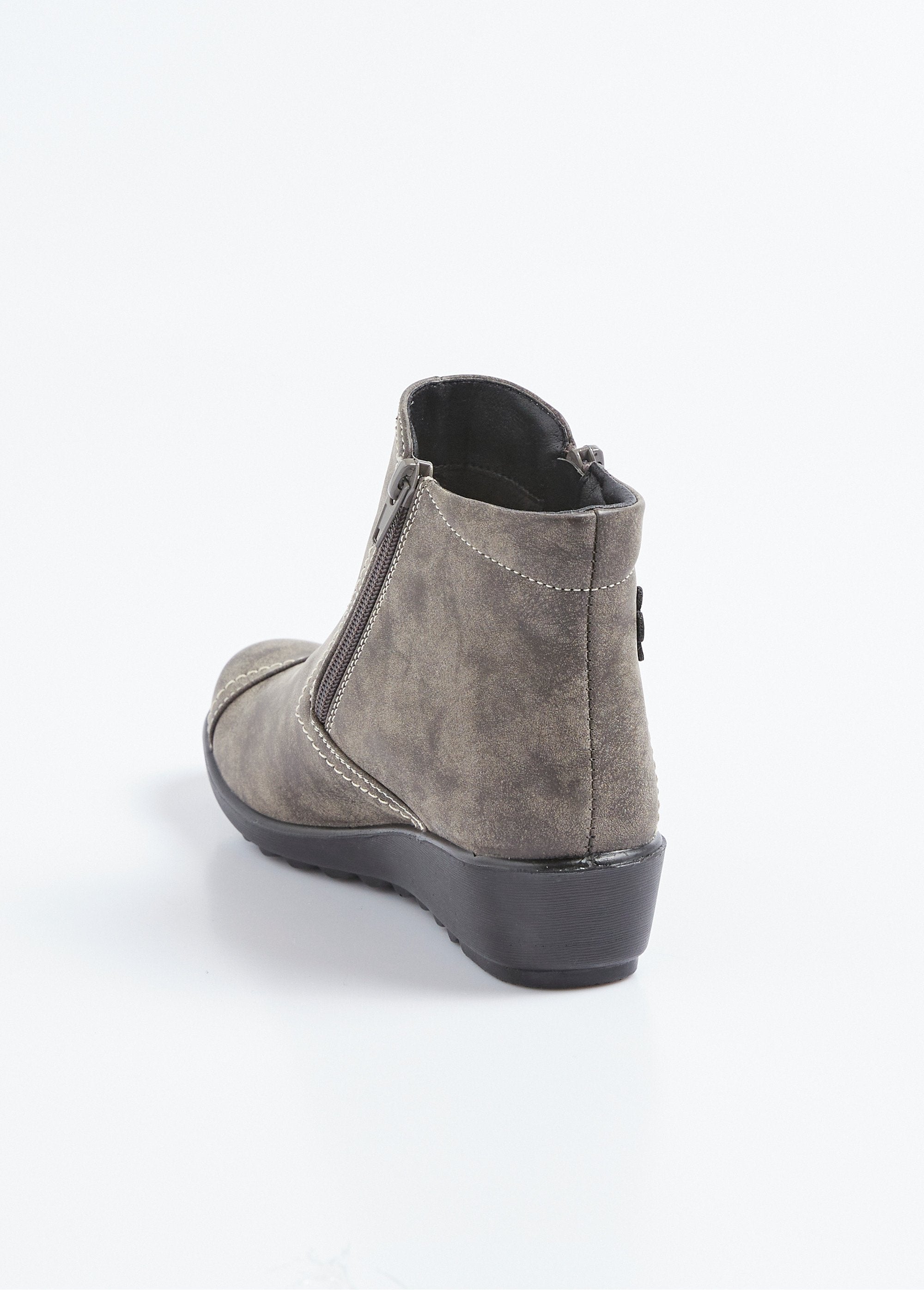 Botas_de_cunha_com_fecho_duplo_de_largura_confortável_Taupe_DO1_slim