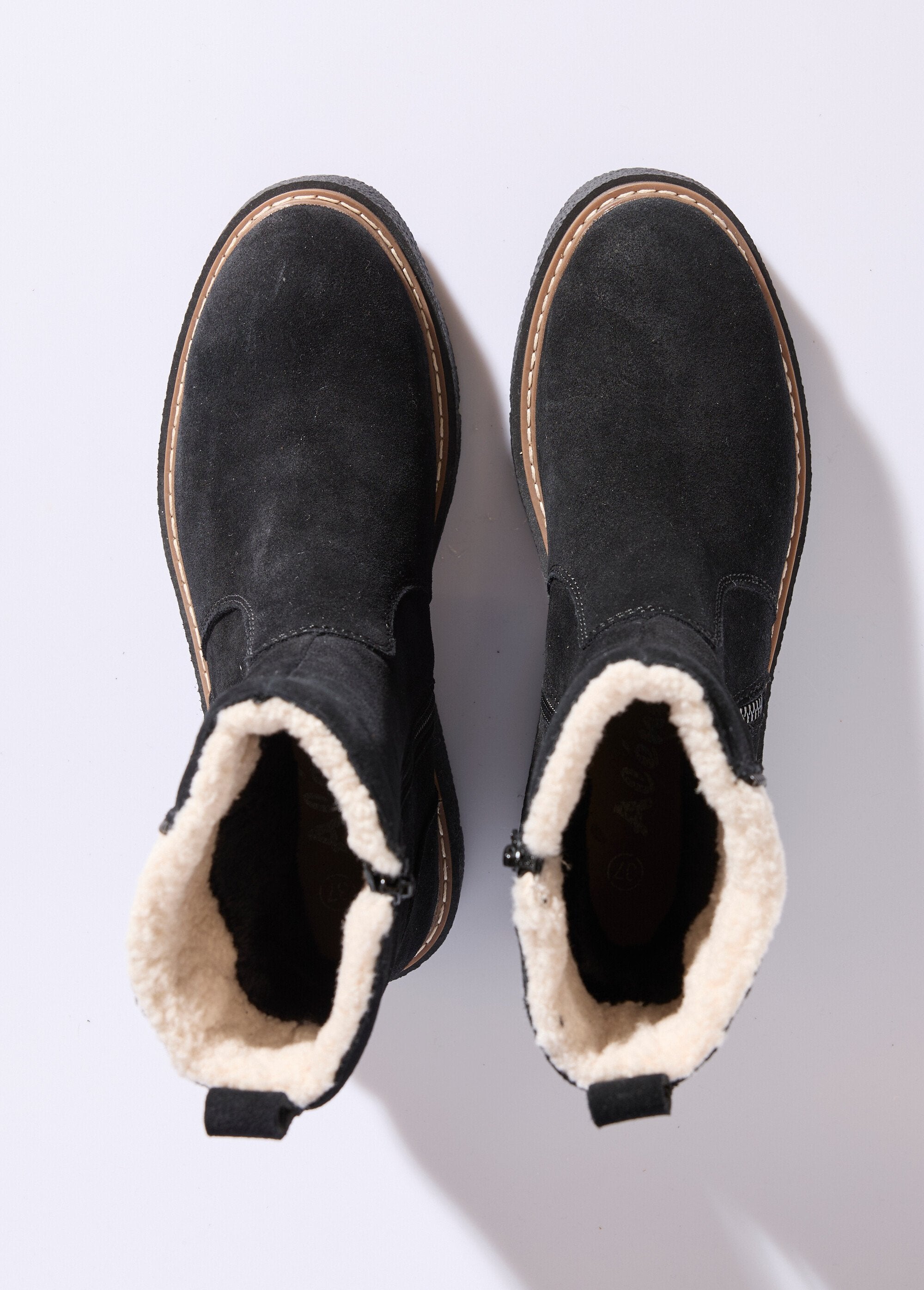 Botins_em_pele,_pormenor_em_pele_Noir_OV1_slim