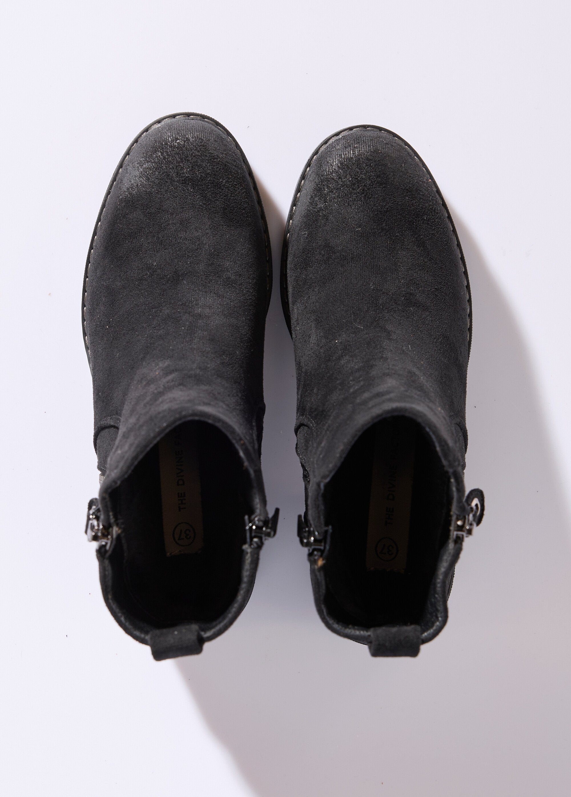 Botas_com_fecho_de_correr_com_salto_e_biqueira_de_efeito_usado_Noir_OV1_slim