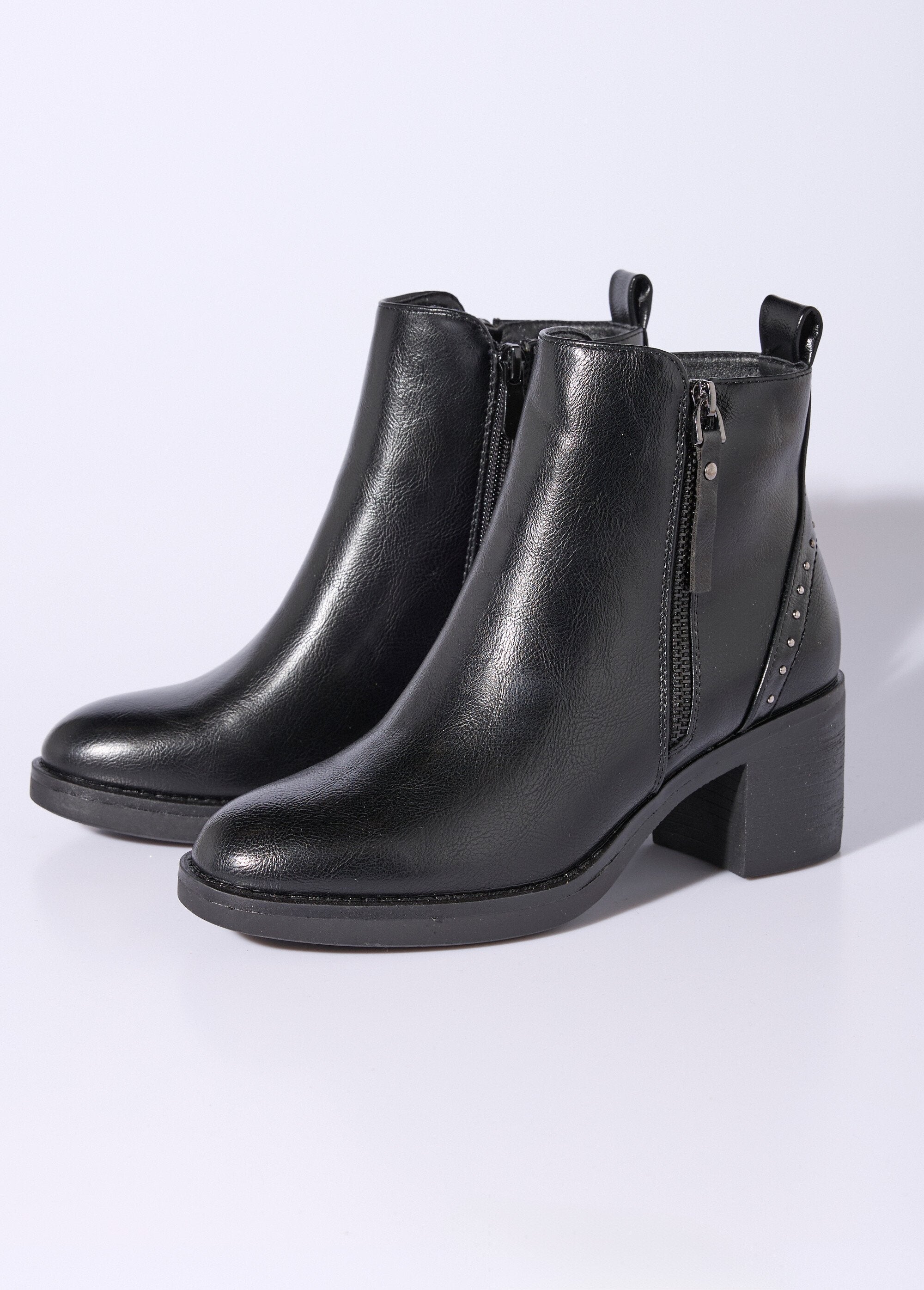 Botas_com_fecho_e_pormenor_de_salto_com_tachas_Noir_DE1_slim