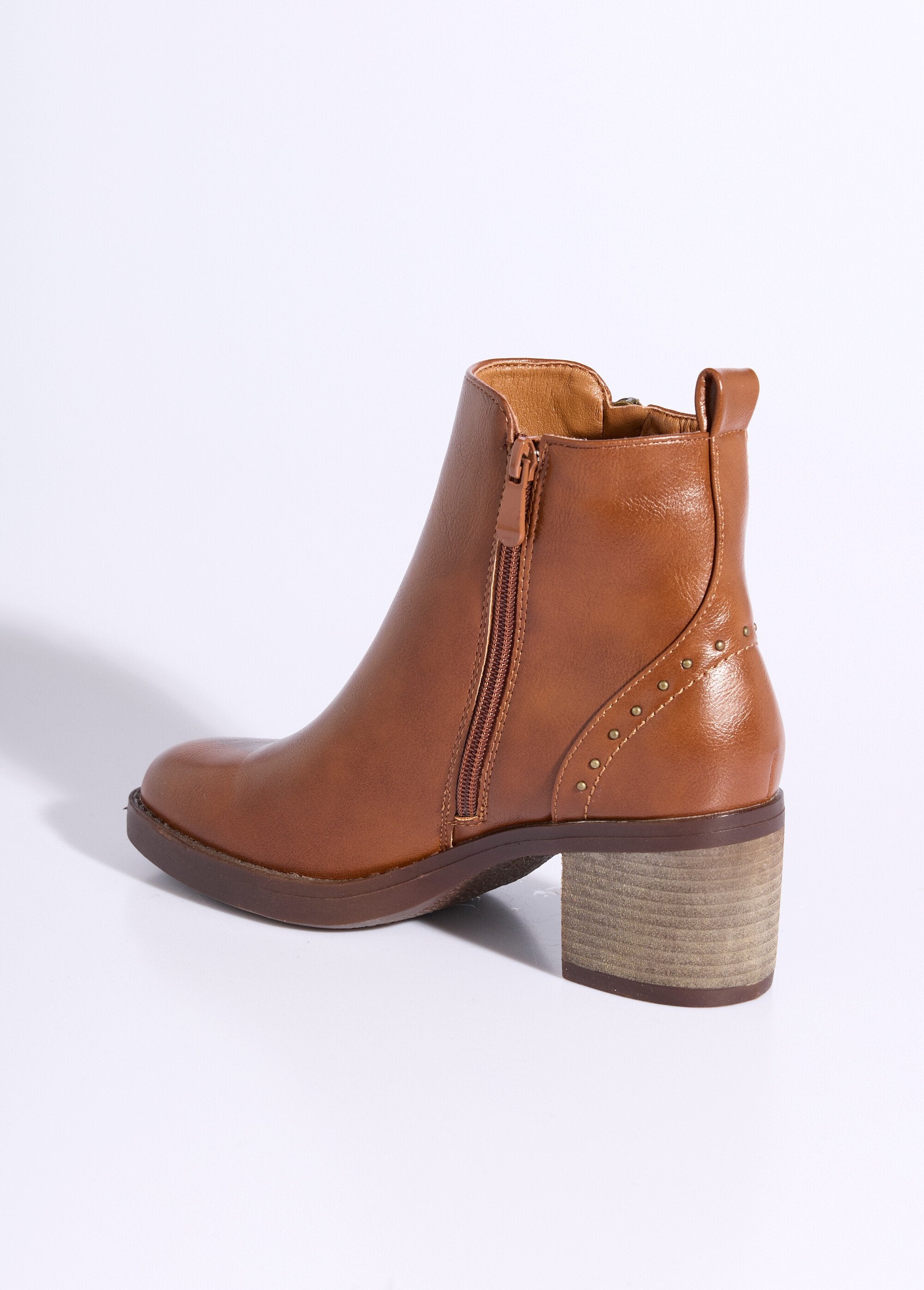Botas_com_fecho_e_pormenor_de_salto_com_tachas_Camel_DO1_slim