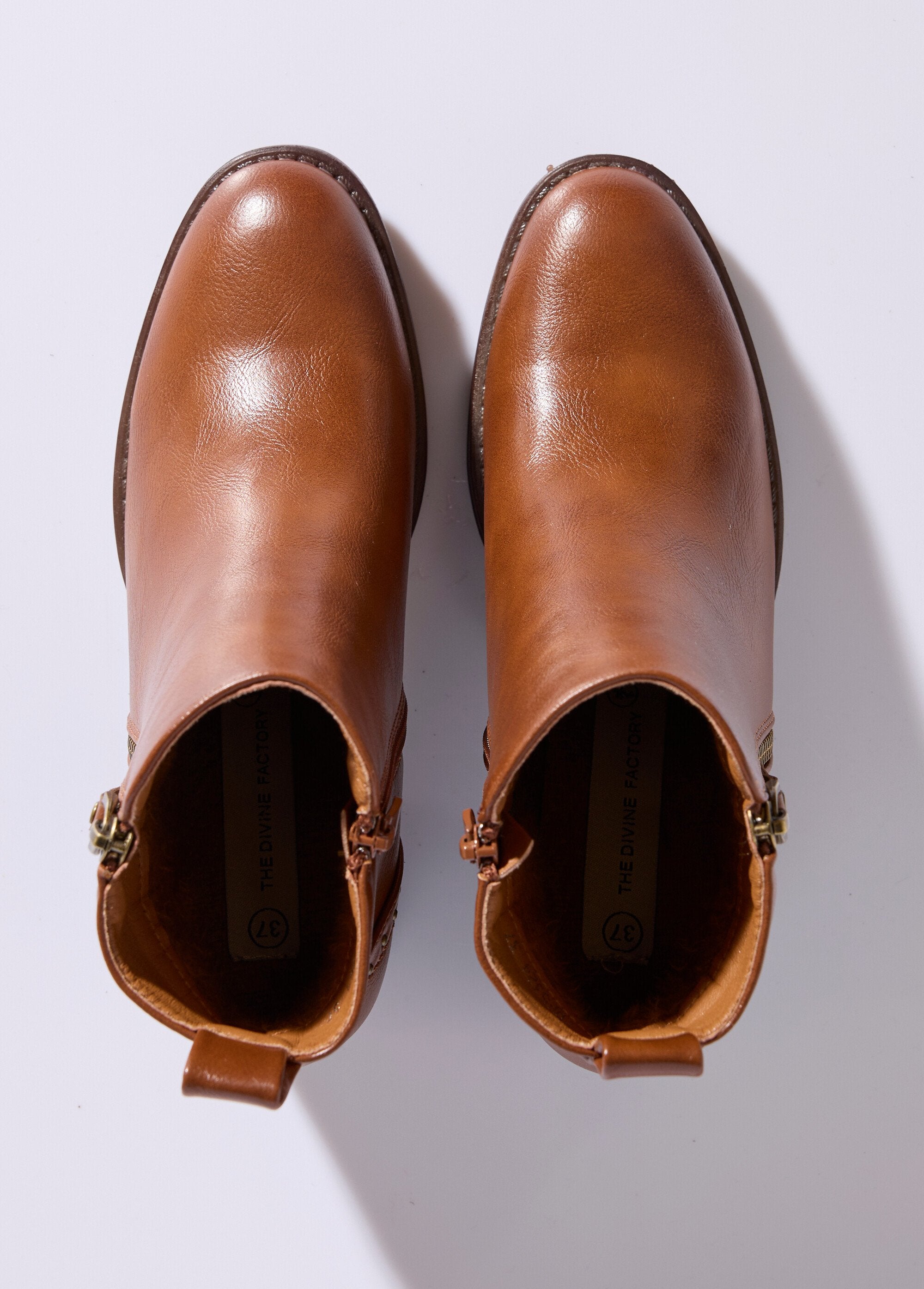 Botas_com_fecho_e_pormenor_de_salto_com_tachas_Camel_OV1_slim