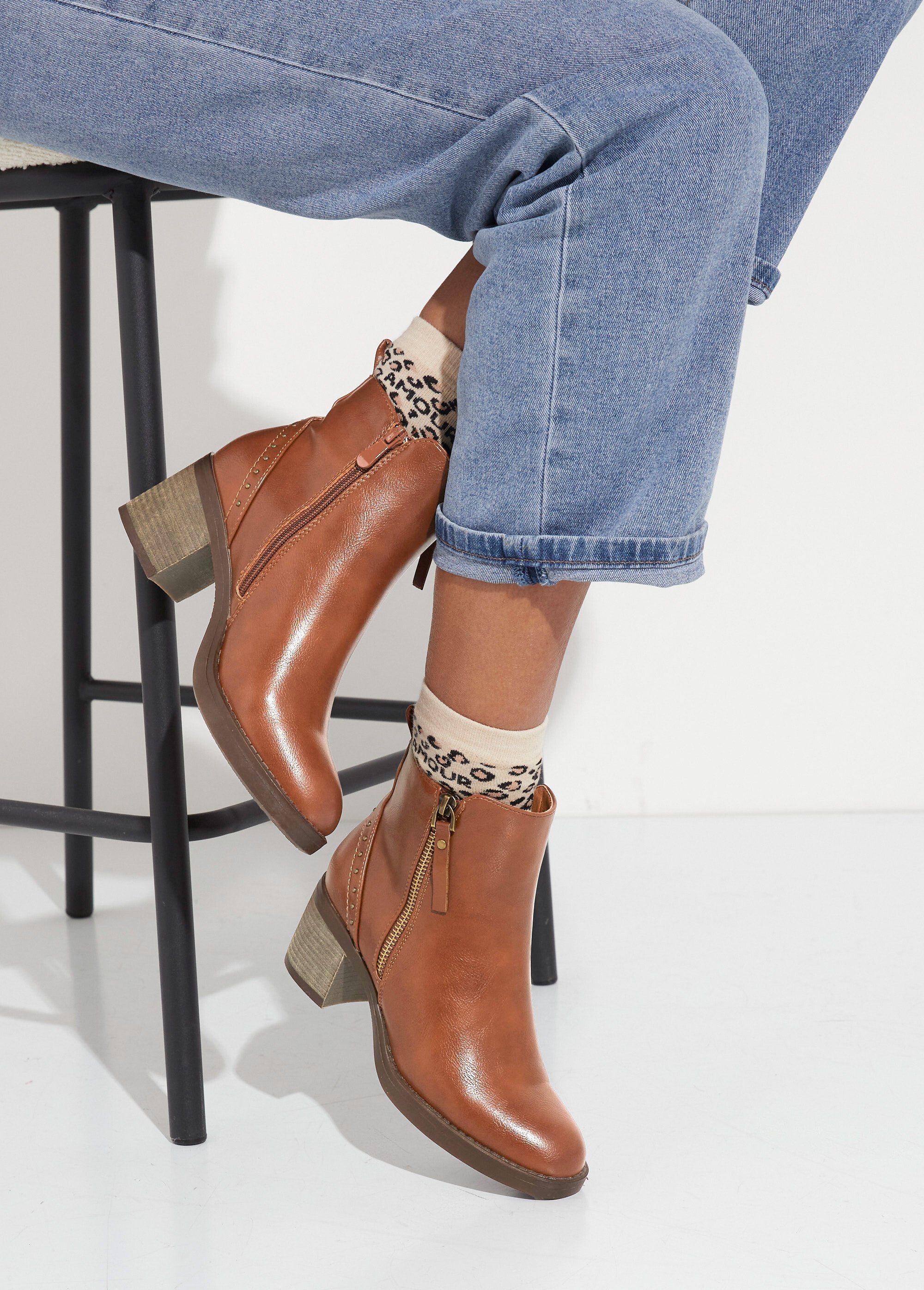 Botas_com_fecho_e_pormenor_de_salto_com_tachas_Camel_SF1_slim