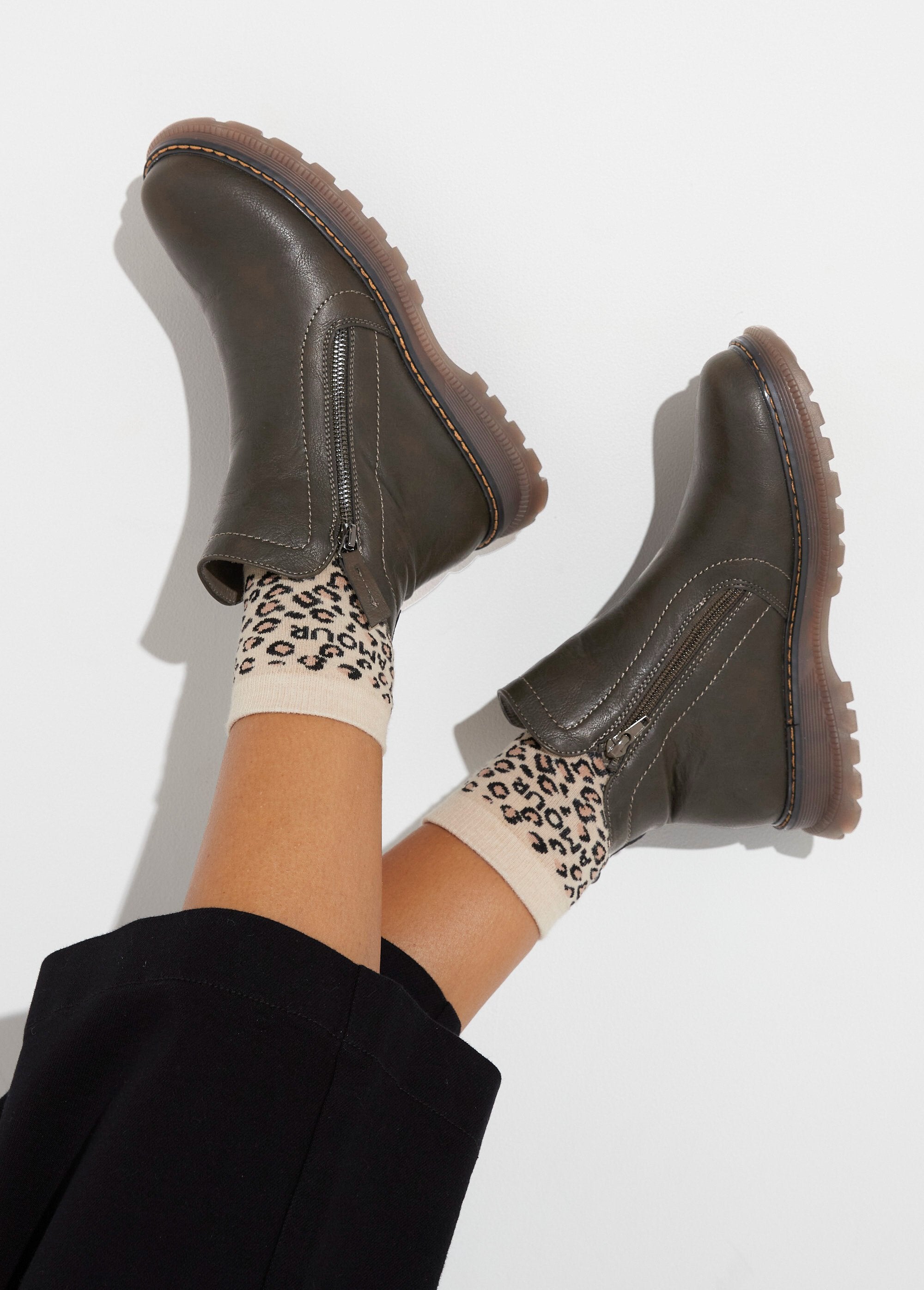 Botas_com_fecho,_costura_em_contraste_Kaki_SF1_slim