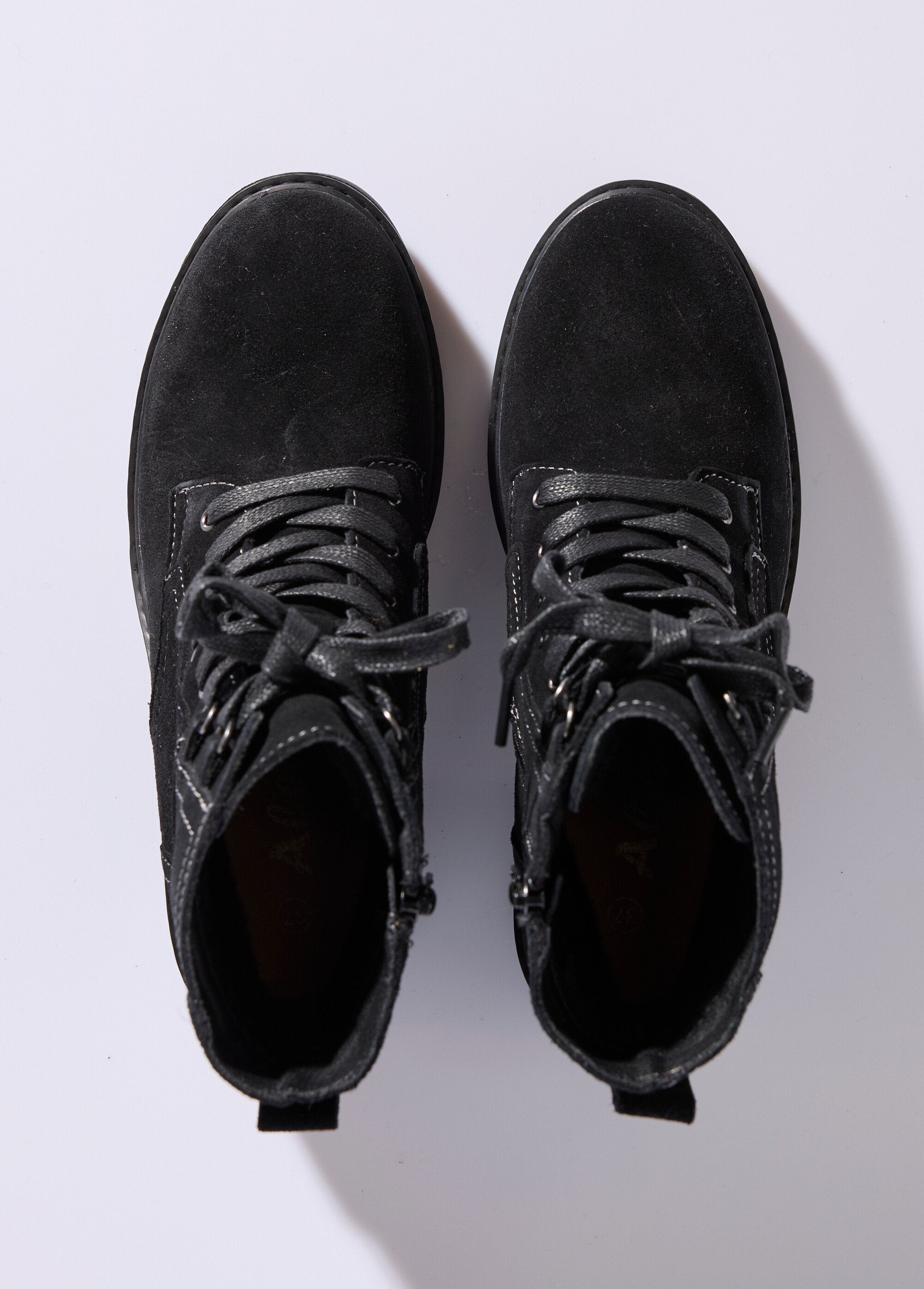 Botins_de_couro_entalhado,_salto_largo_Noir_OV1_slim