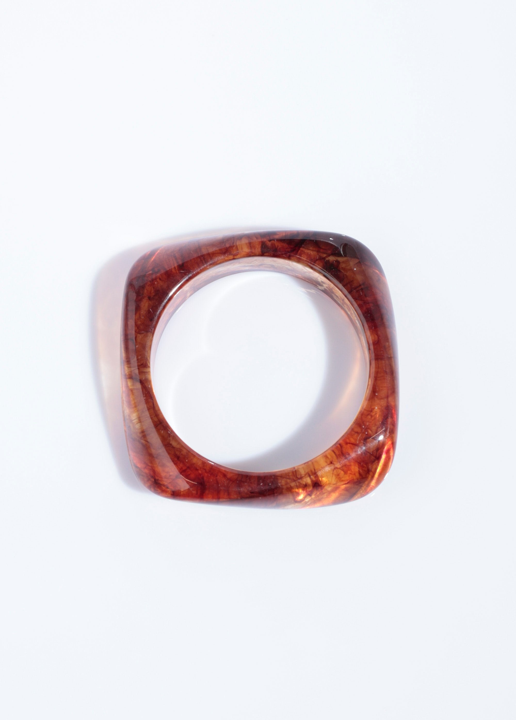 Bracelet_carré_rigide_aspect_ambre_Ambre_DE1_slim