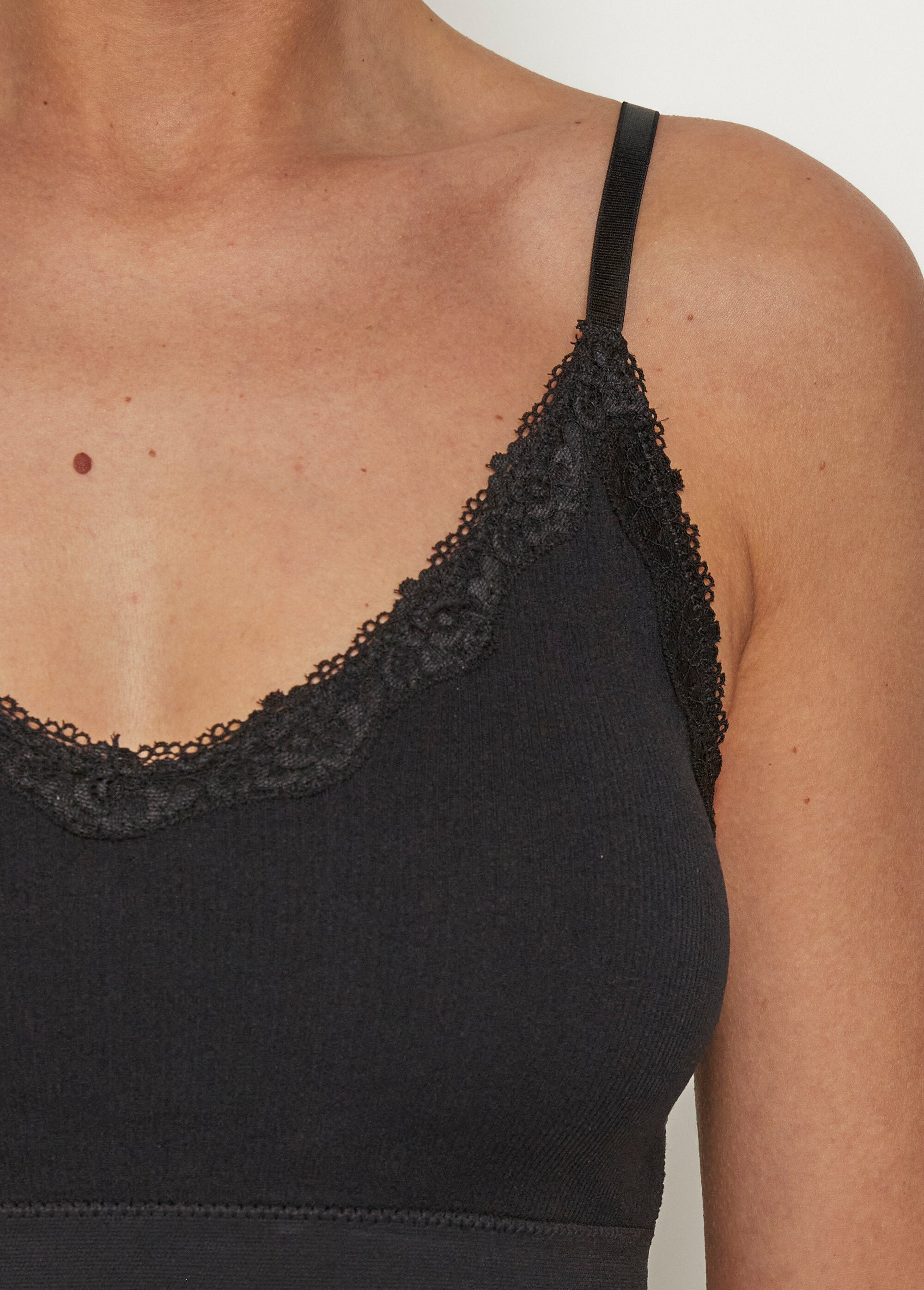 Bralette_sem_costura_com_acabamento_em_renda_Noir_DE1_slim