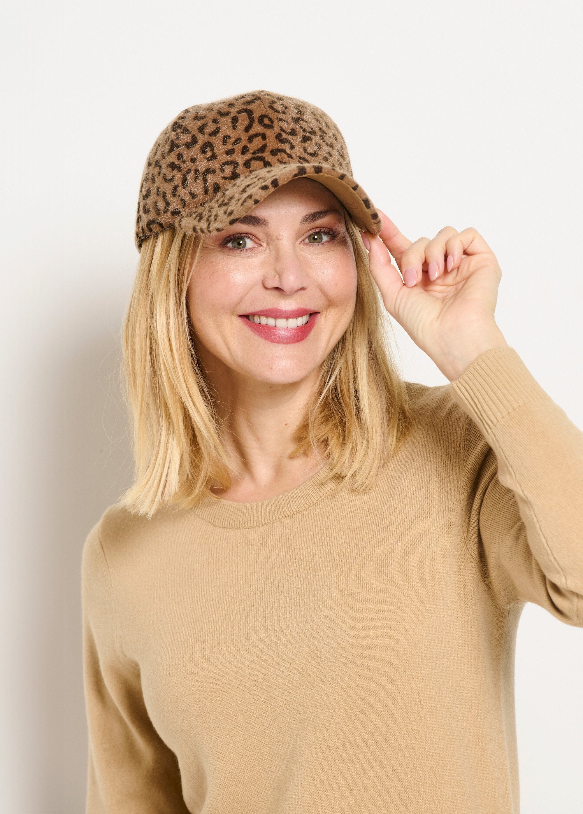 Boné_de_pele_sintética_de_leopardo_Leopard_FA1_slim