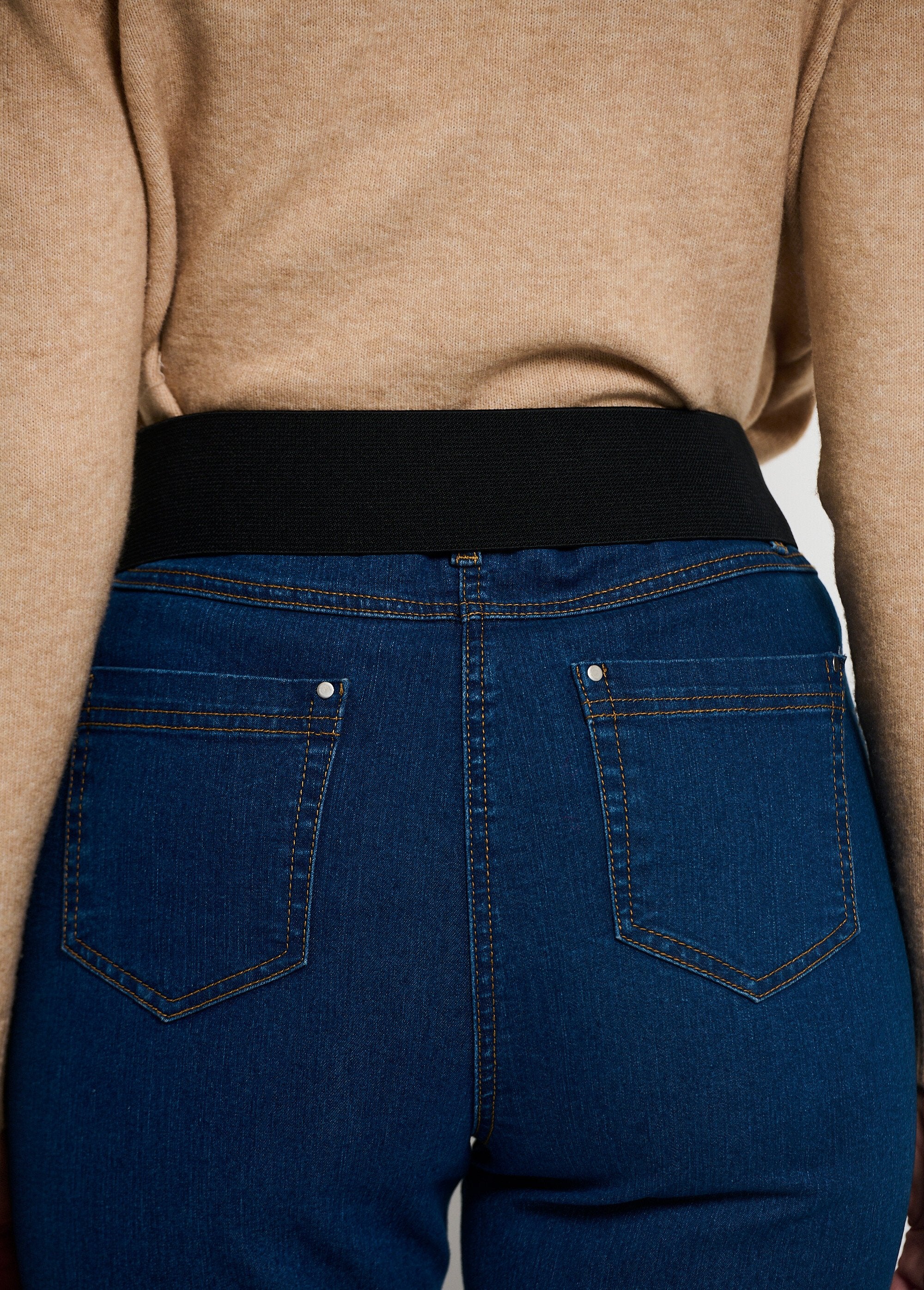 Cinto_largo_e_elegante_com_fivela_quadrada_Noir_DO1_slim