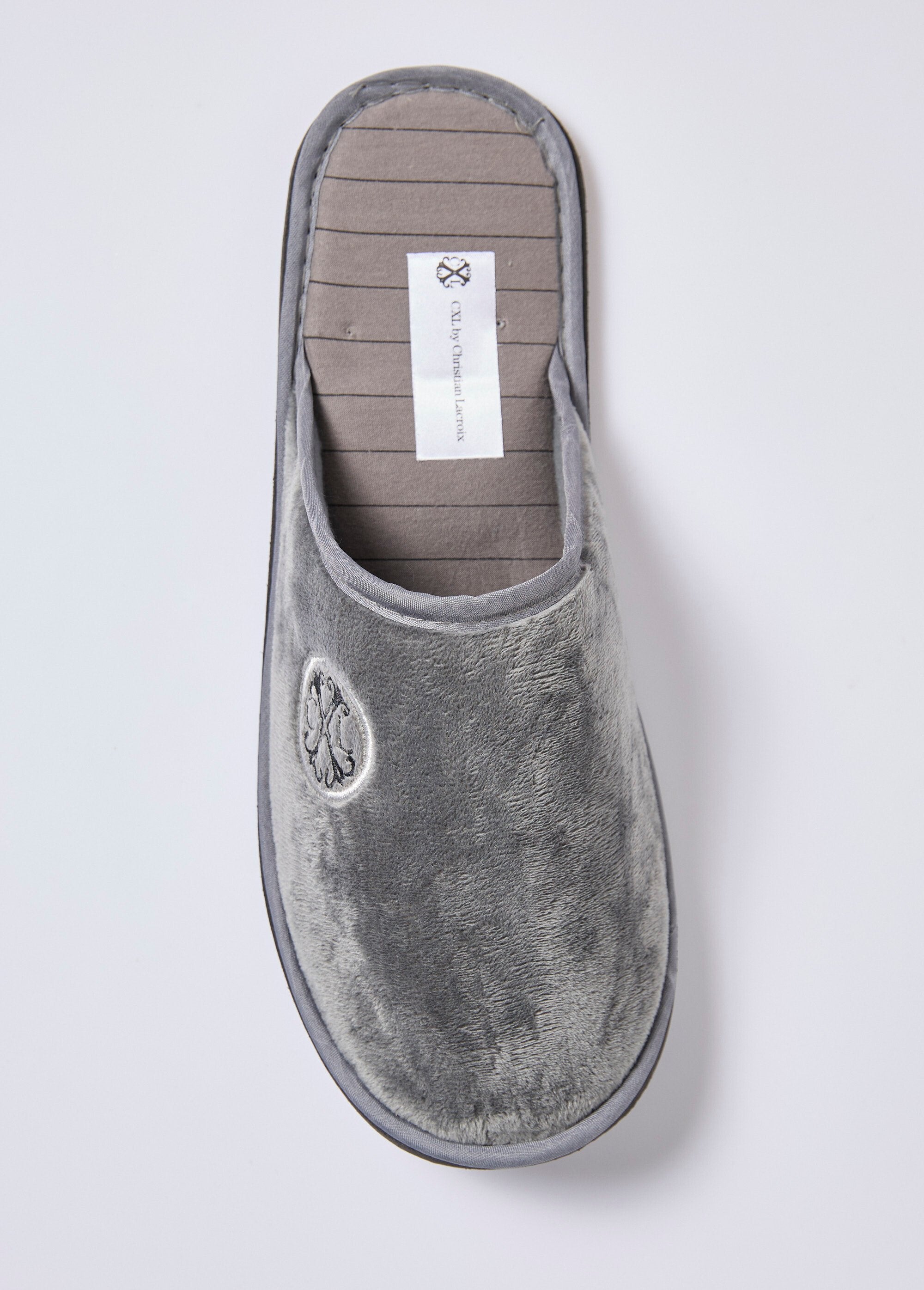 Pantufas_mule_com_logotipo_bordado_Gris_OV1_slim