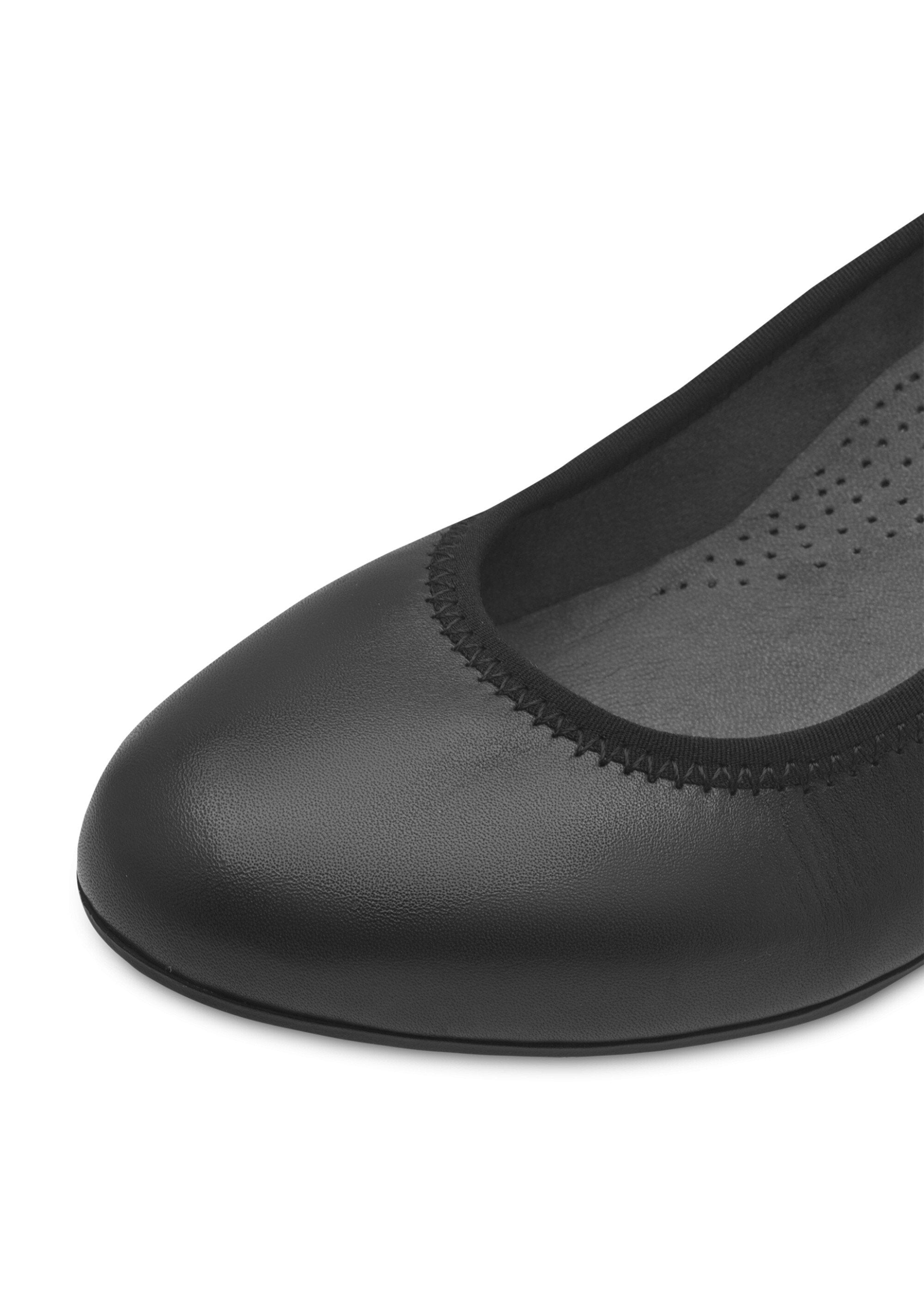 Sapatos_de_couro_com_bico_redondo_e_bordas_elásticas_Noir_DE1_slim