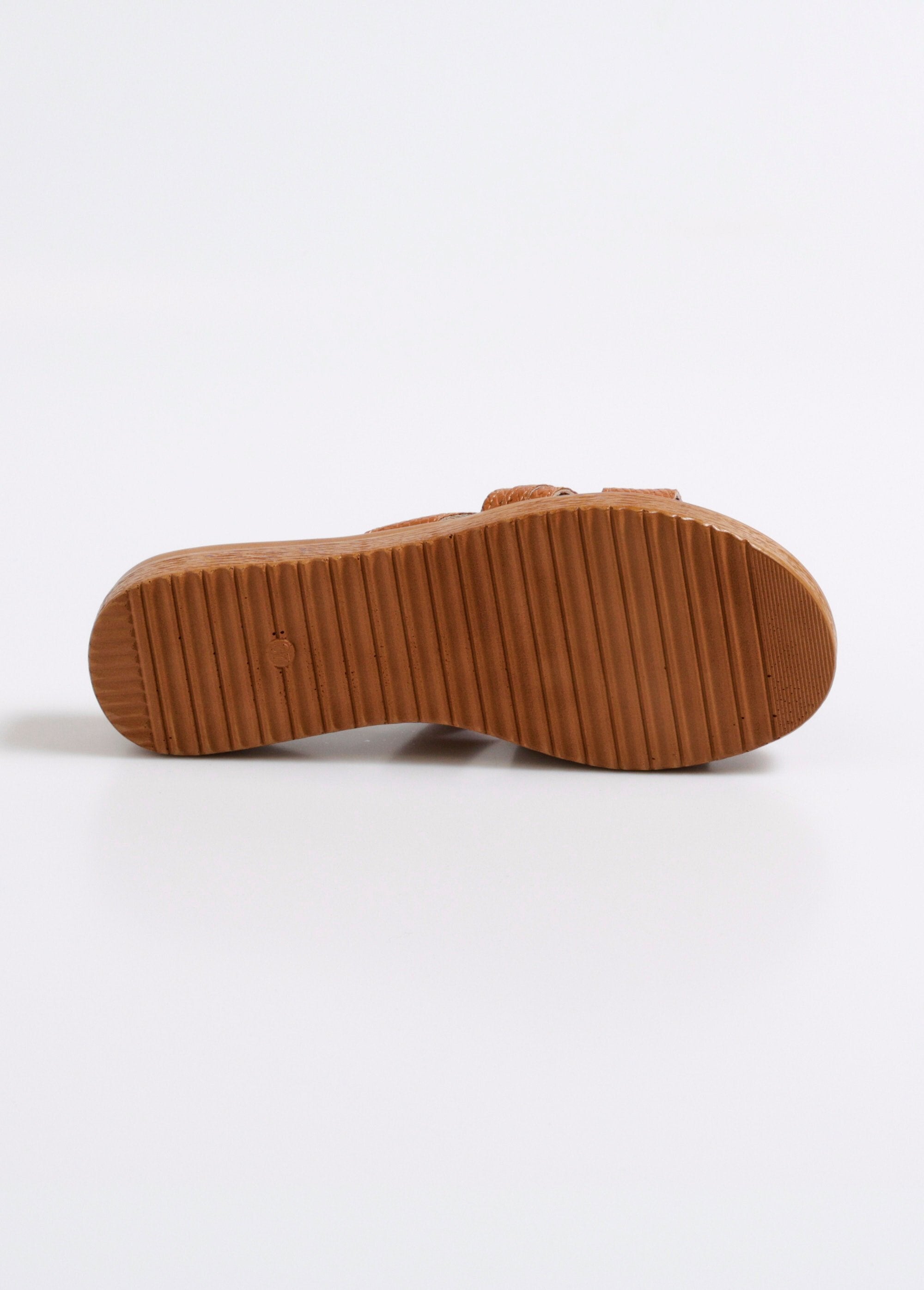 Mulas_de_couro_sintético_com_padrão_espinha_de_peixe_e_detalhes_em_metal_Camel_UN1_slim