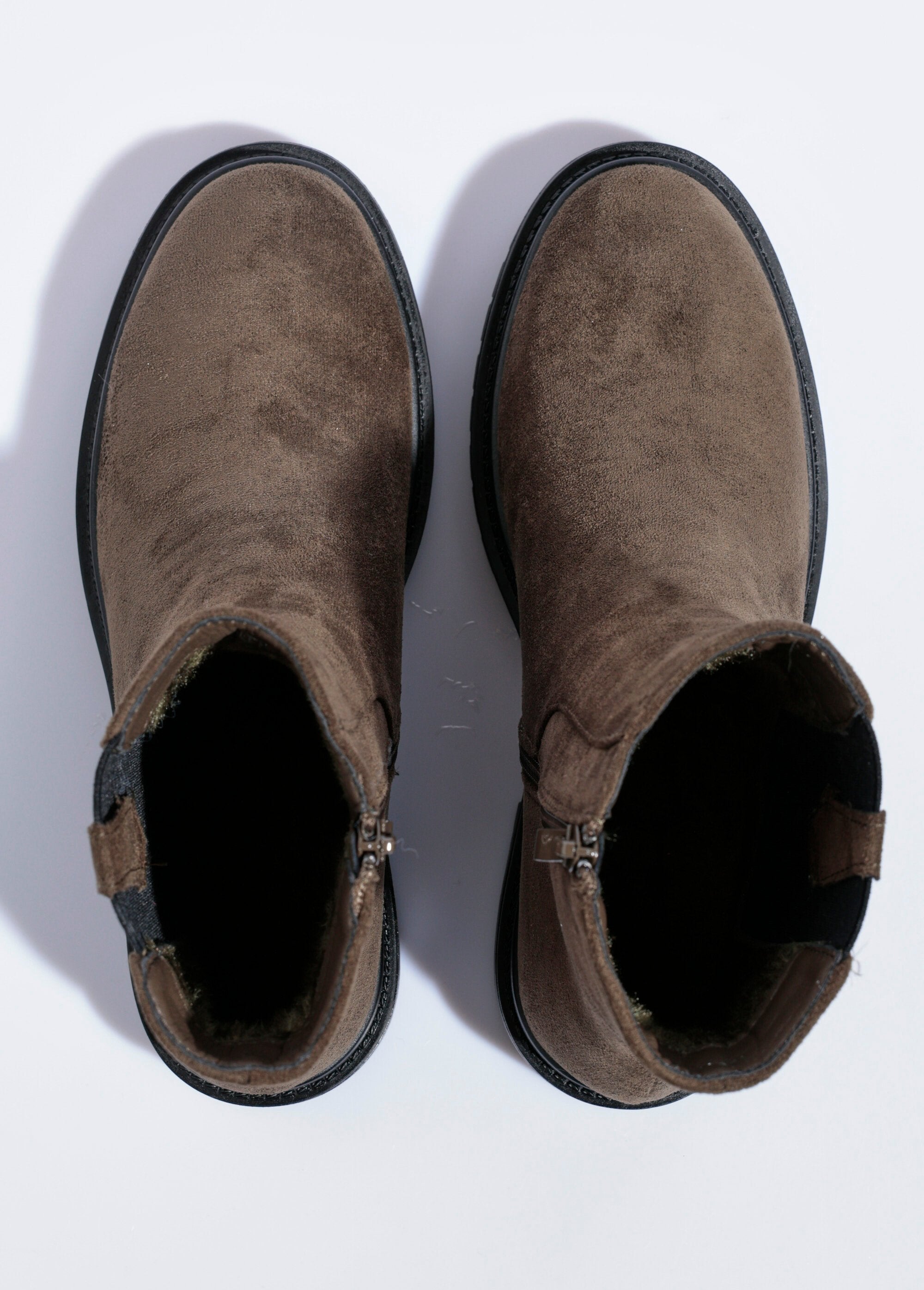 Botas_Chelsea_com_sola_dentada_Kaki_OV1_slim