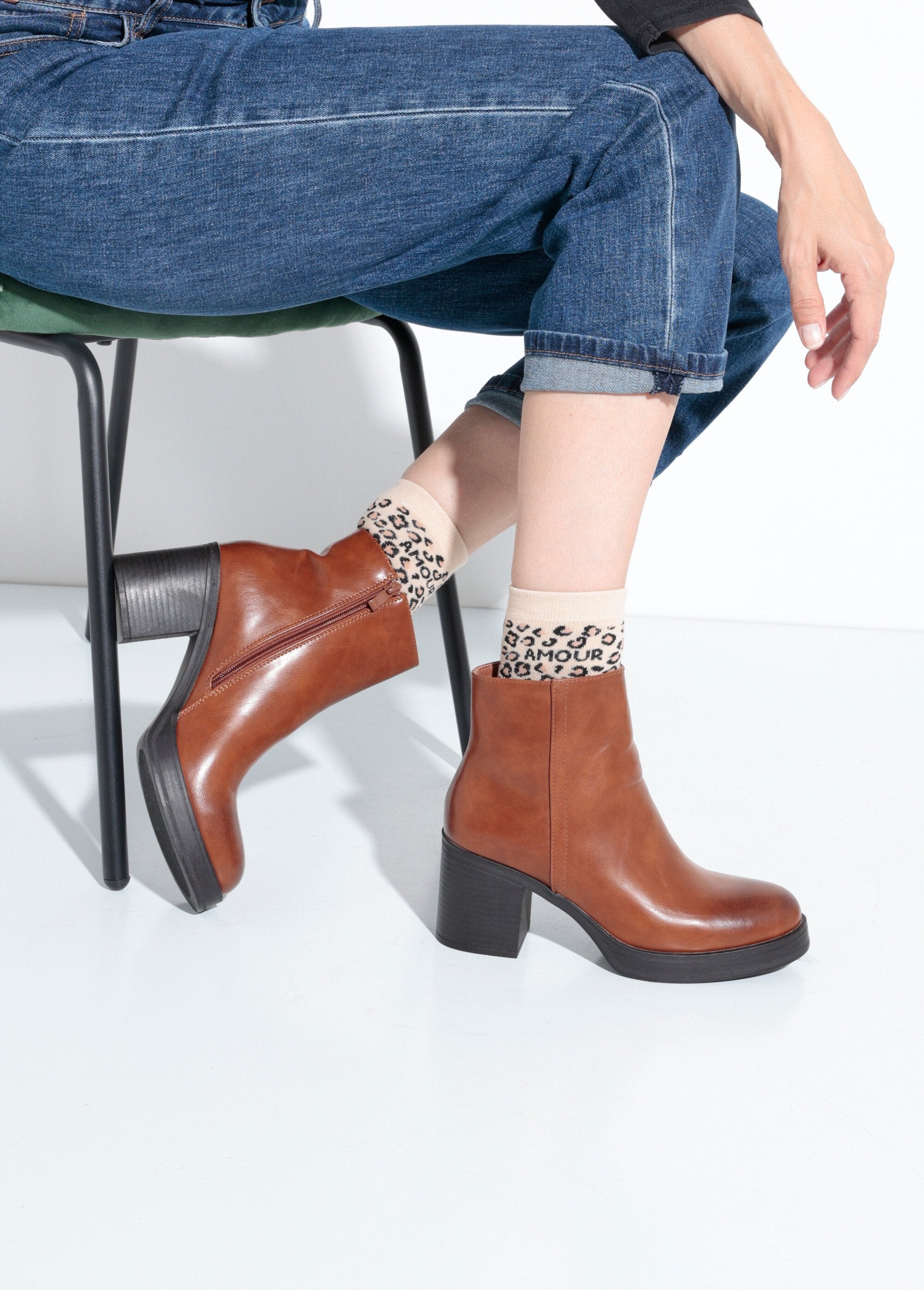 Botas_de_salto_bico_redondo_com_sola_grossa_Camel_SF1_slim