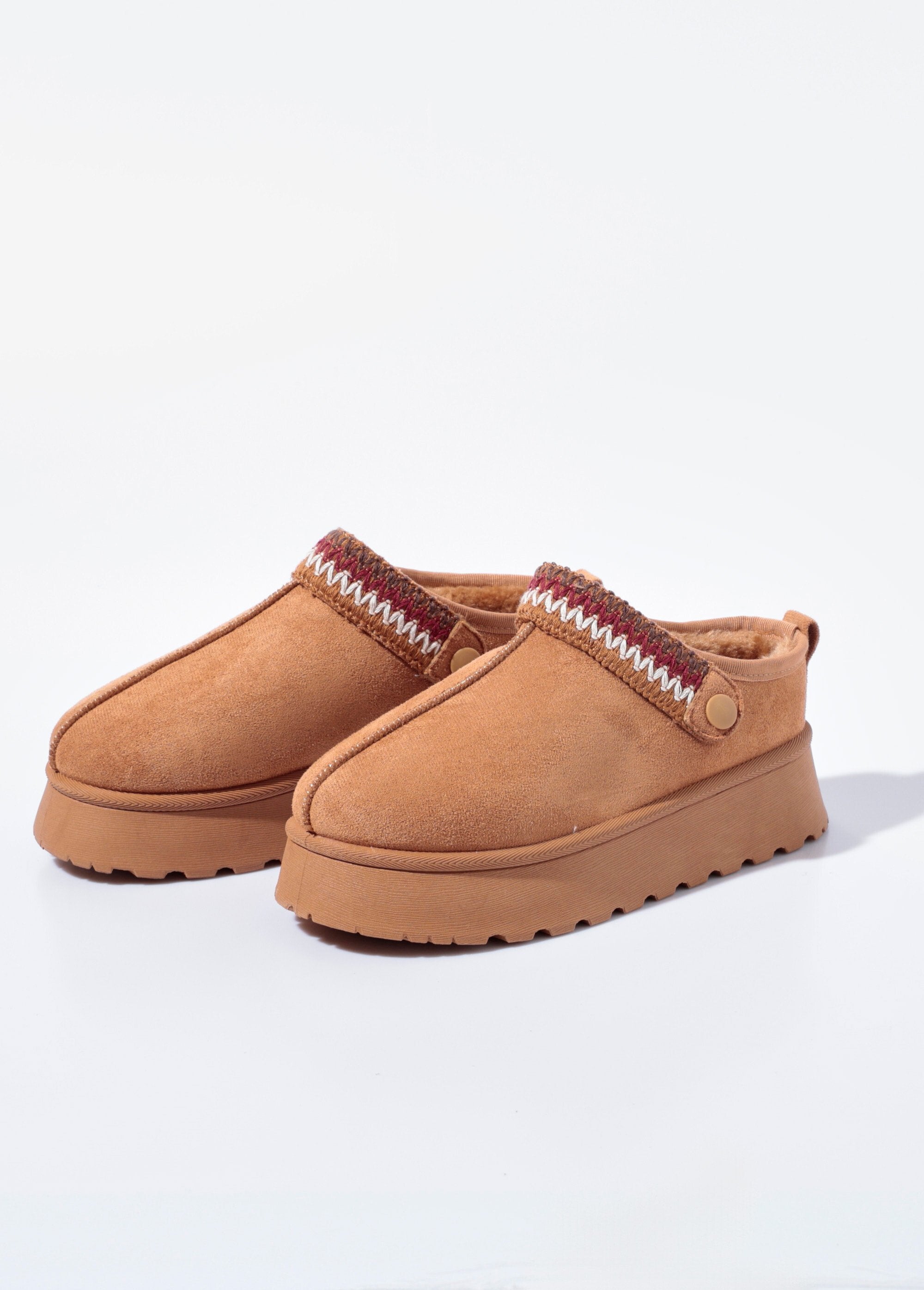 Mulas_de_cunha_forradas_com_pele_e_aba_elegante_Camel_DE1_slim