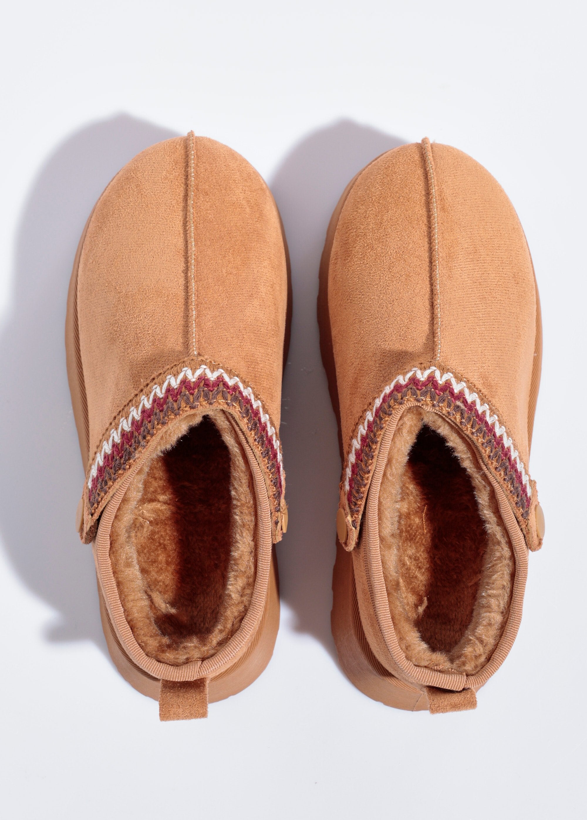 Mulas_de_cunha_forradas_com_pele_e_aba_elegante_Camel_OV1_slim