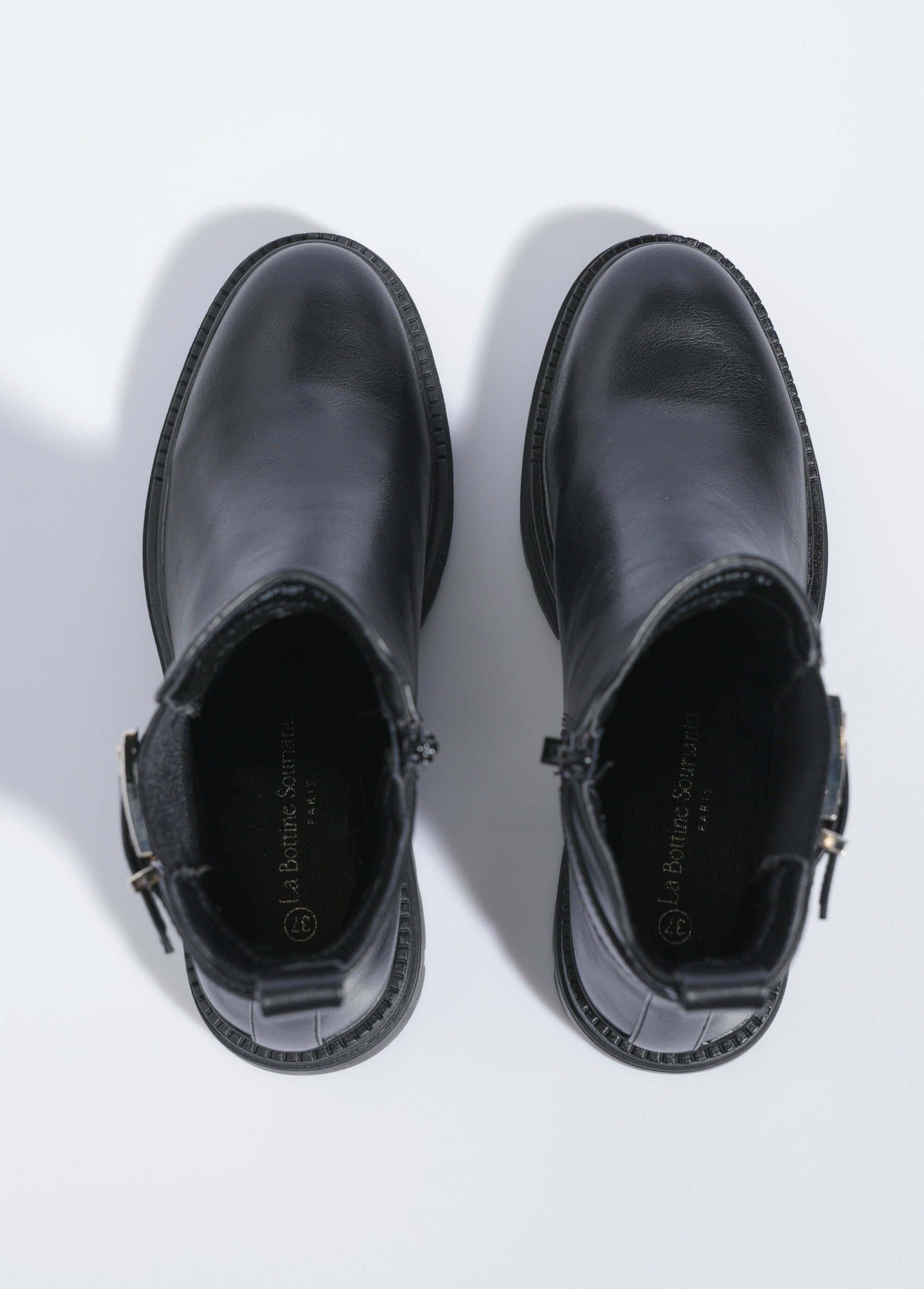 Botas_Chelsea_com_sola_dentada_e_fivela_Noir_OV1_slim