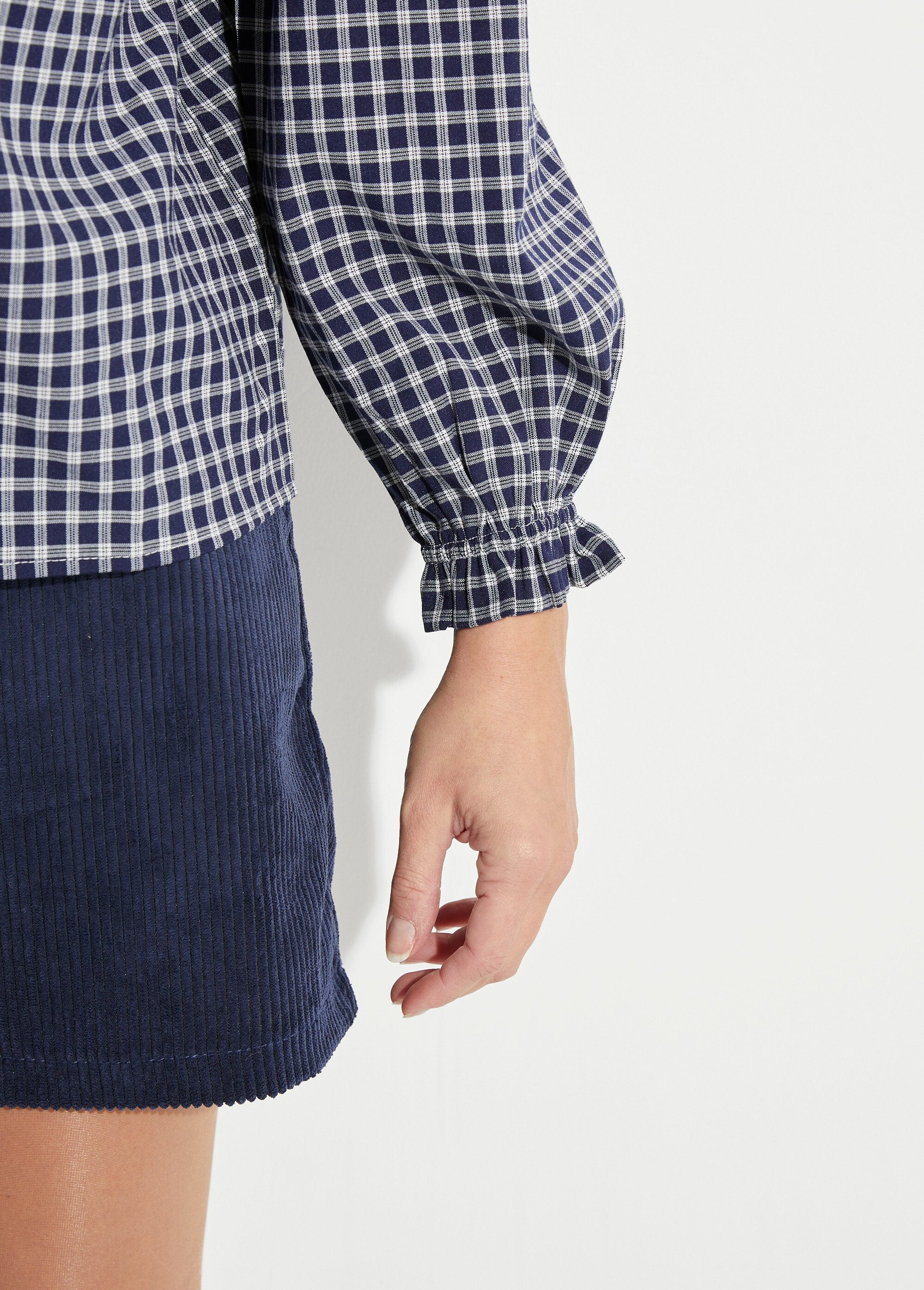 Chemisier_à_carreaux,_col_et_poignets_plissés_Marine_DE2_slim