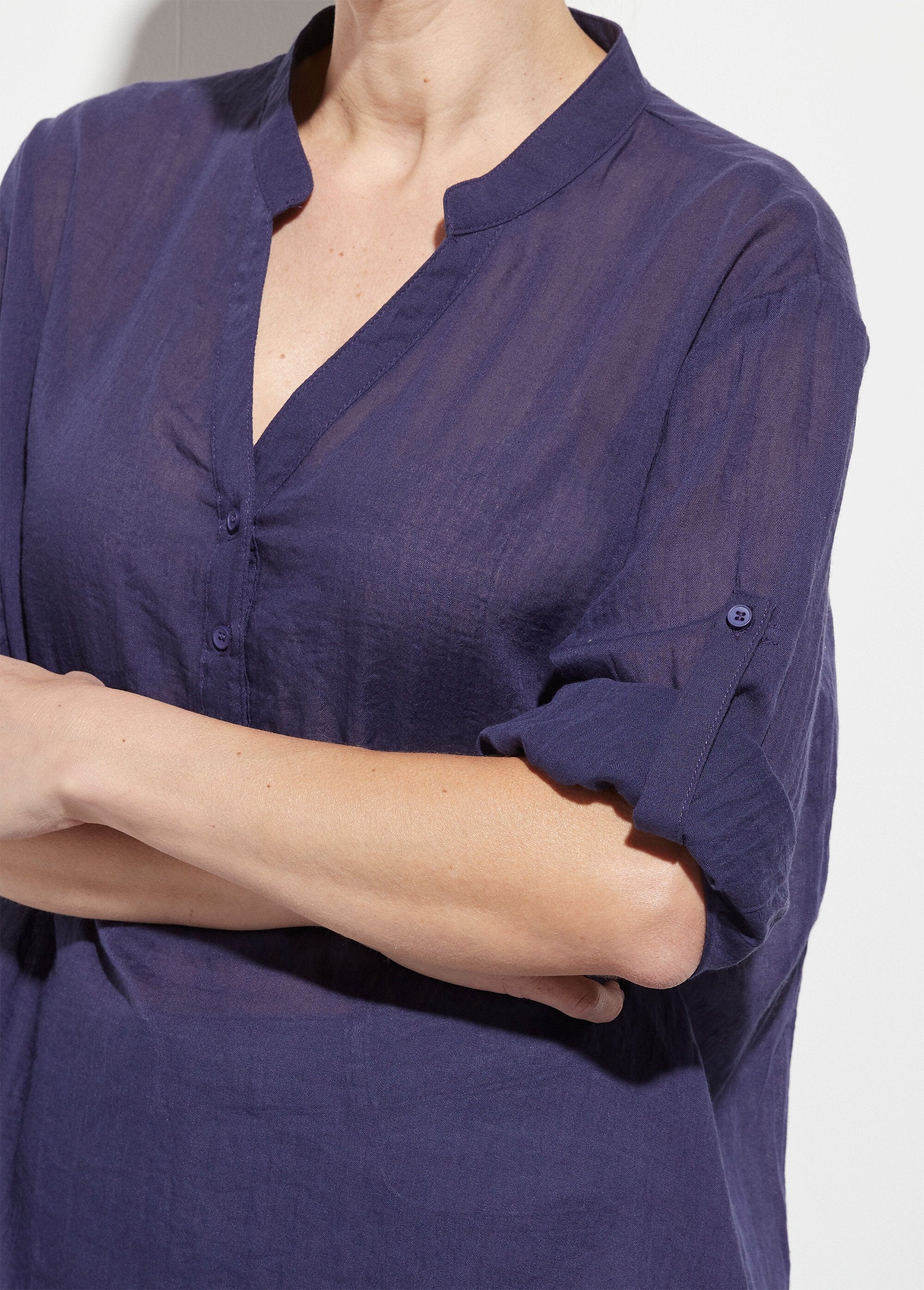 Blusa_folgada_de_voile_de_algodão_com_gola_tunisiana_Marine_DE1_slim