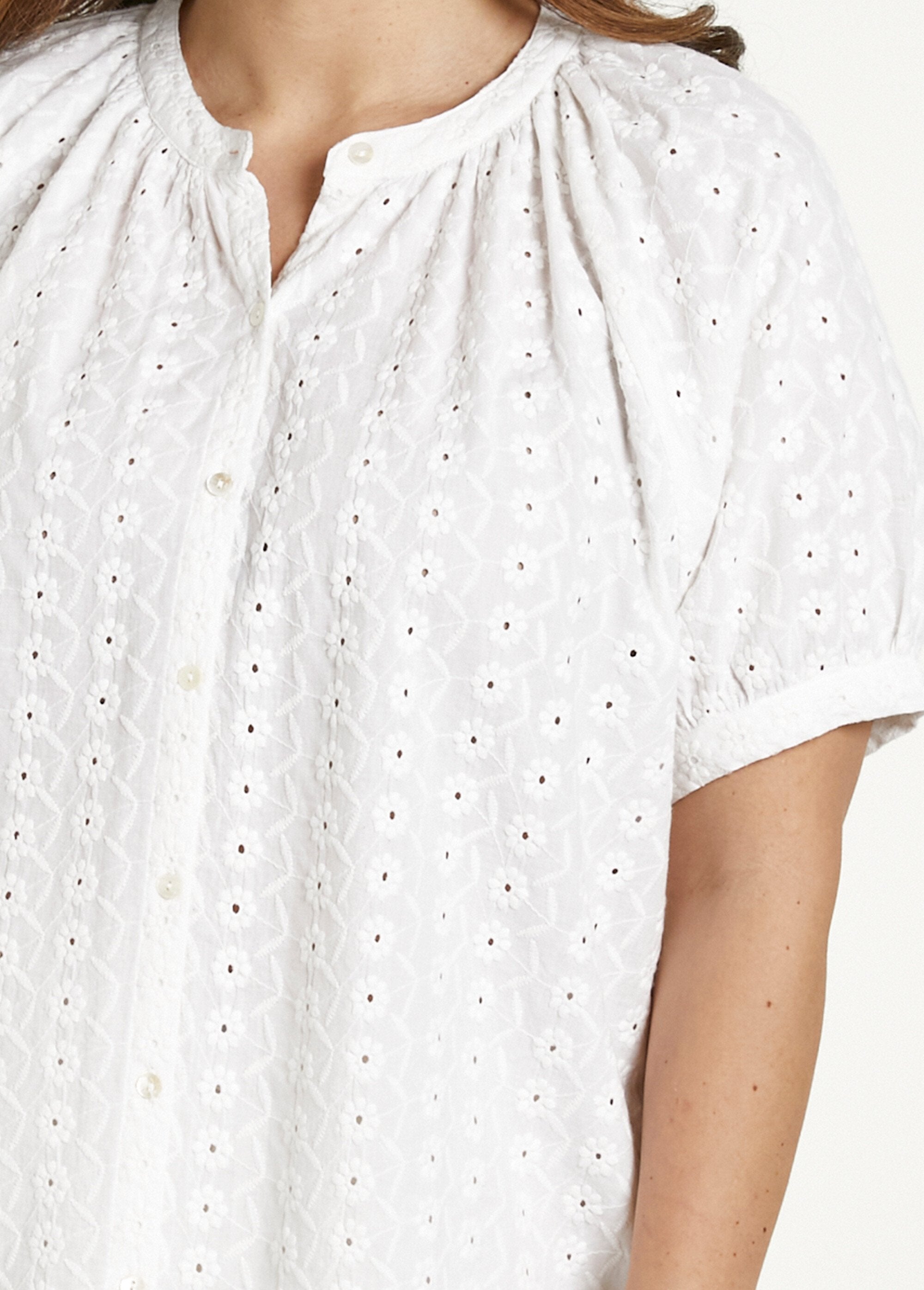 Blusa_larga_de_algodão_bordado_sem_gola_Blanc_DE1_curvy