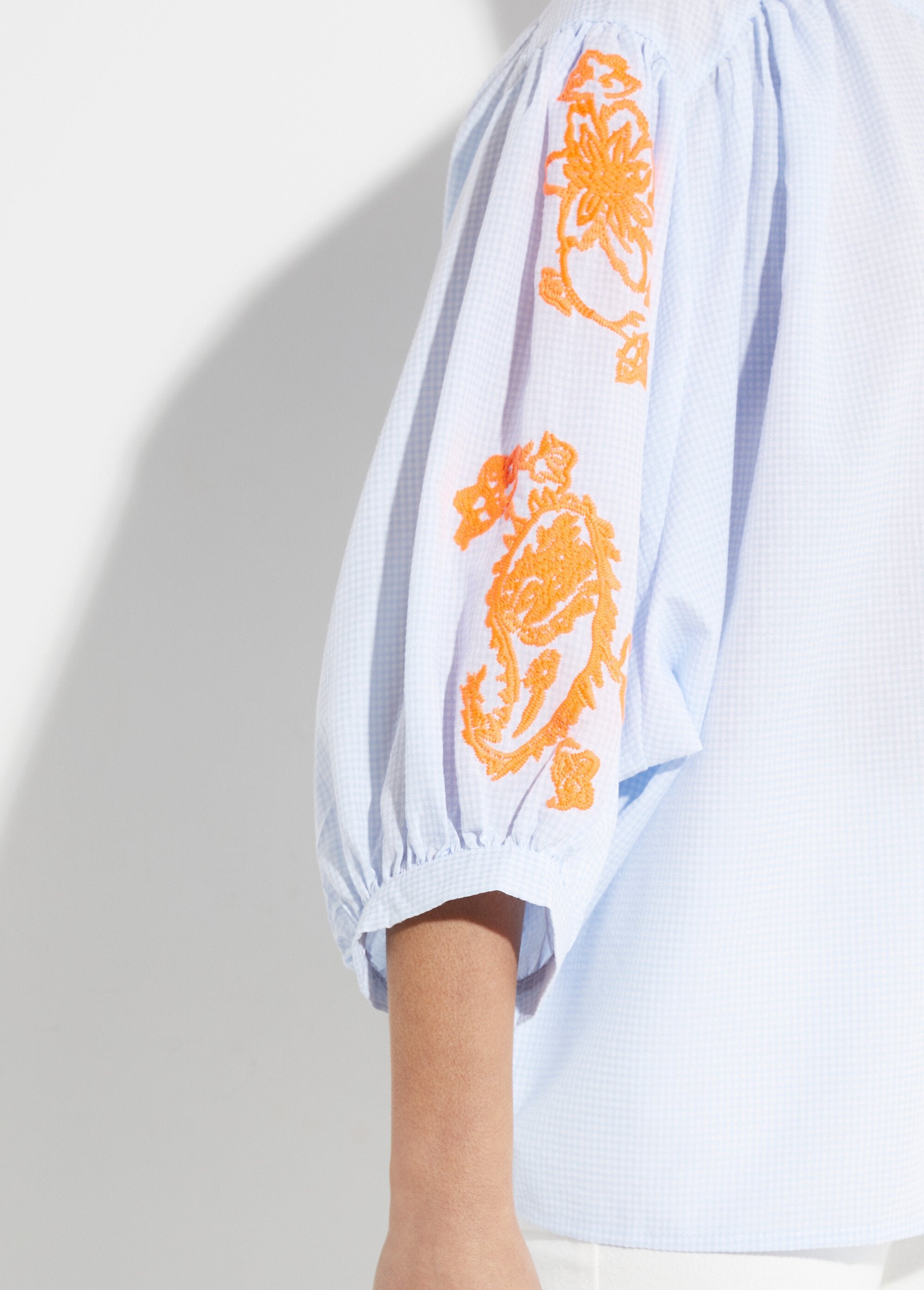 Chemisier_ample_vichy,_broderies_fluo_Bleu_DE2_slim