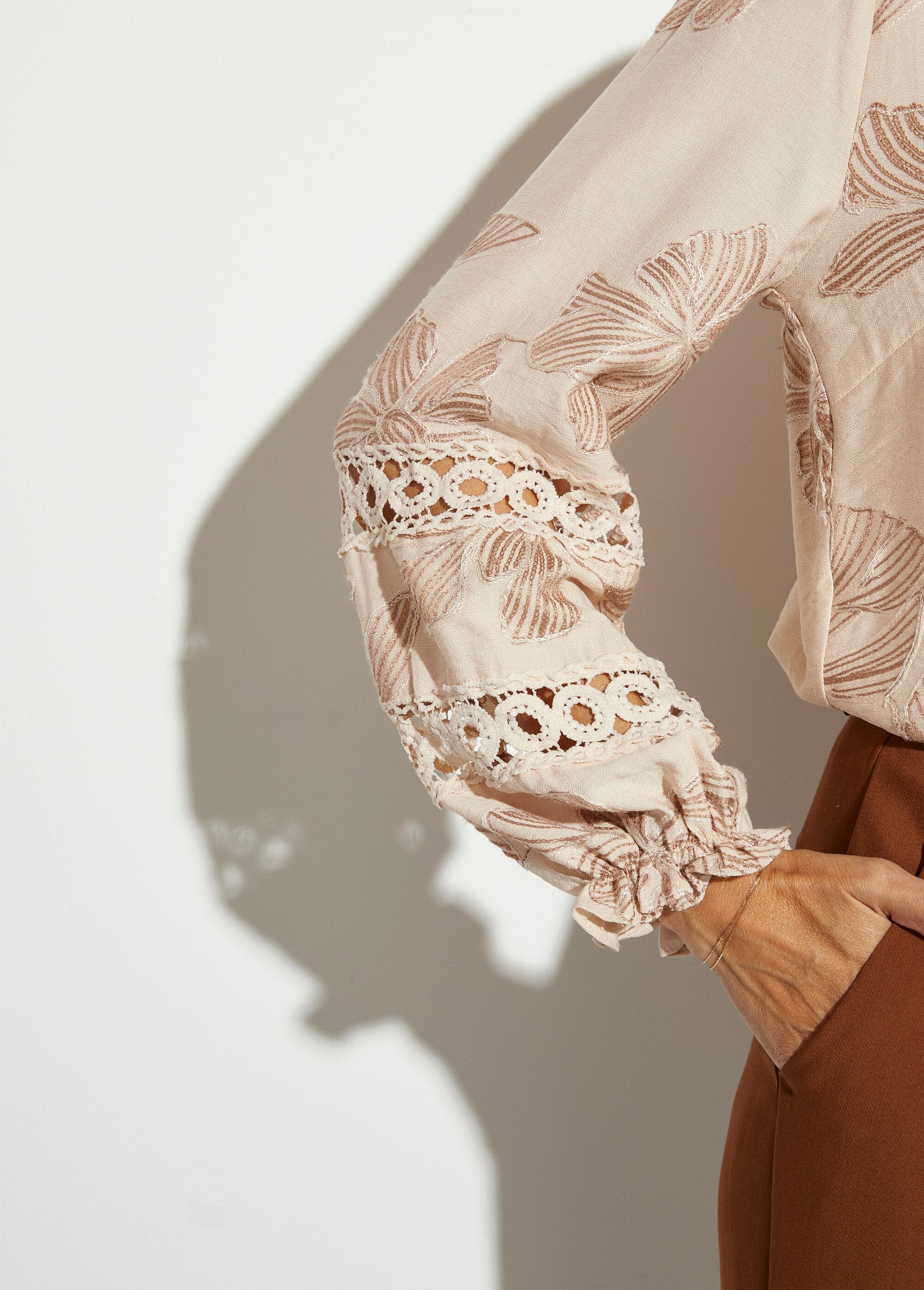 Blusa_com_botões,_bordados_e_guipura_Beige_DE2_slim