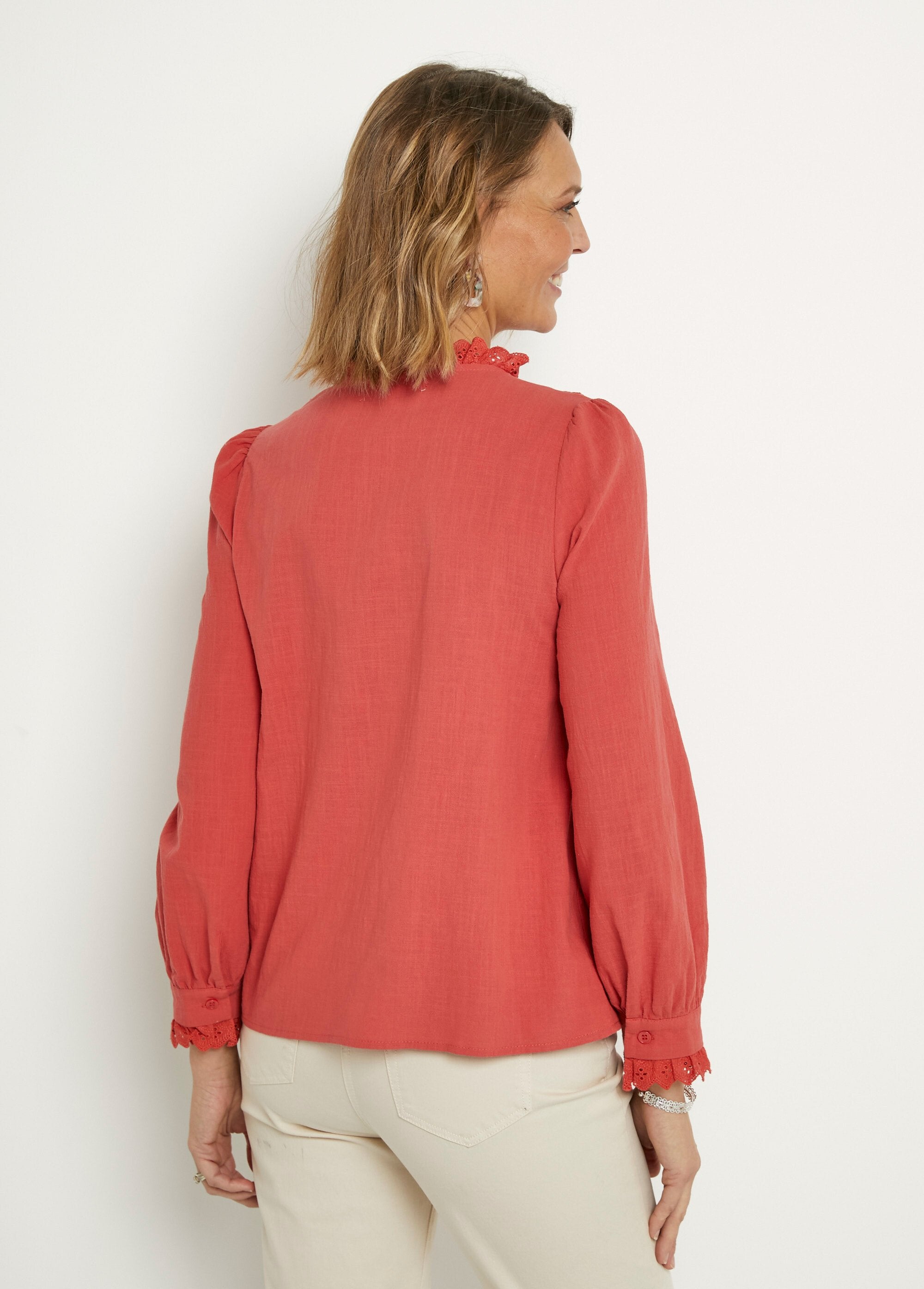Blusa_com_botões_e_pormenores_em_broderie_anglaise_Paprika_DO1_slim
