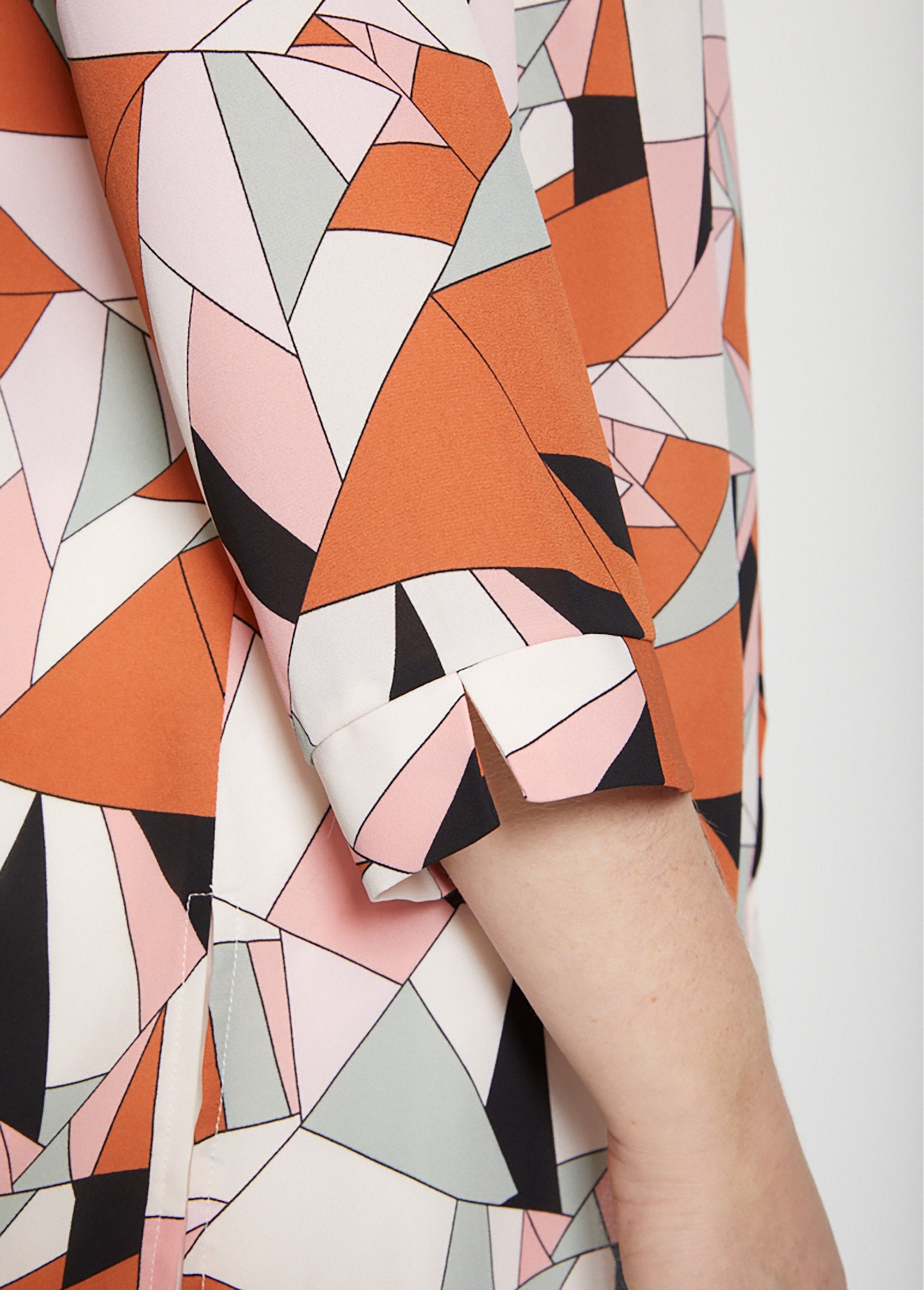 Chemisier_boutonné_imprimé_graphique_Multicolore_DE1_curvy