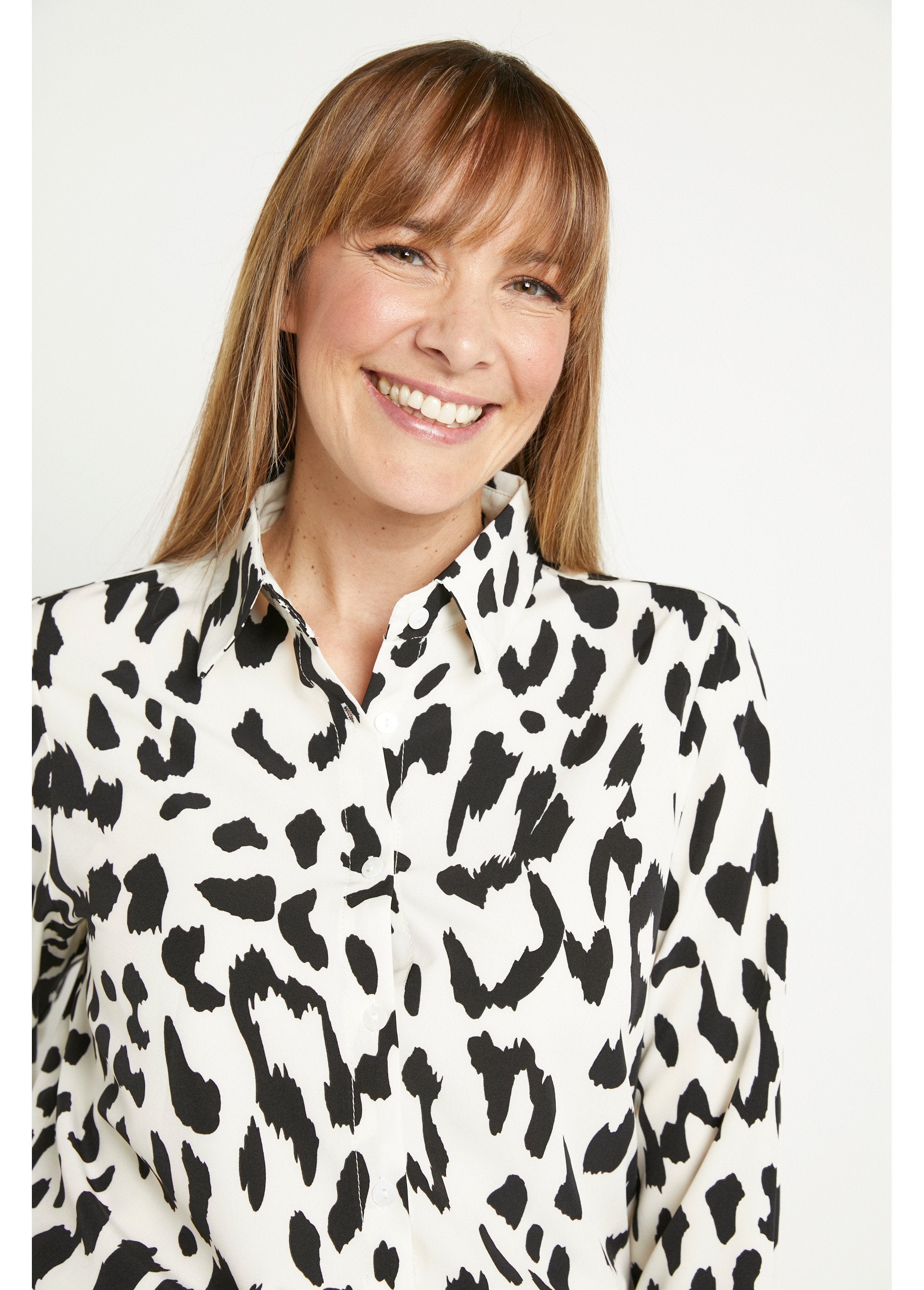 Blusa_de_manga_comprida_com_botões_e_estampa_de_leopardo_Leopard_DE1_slim