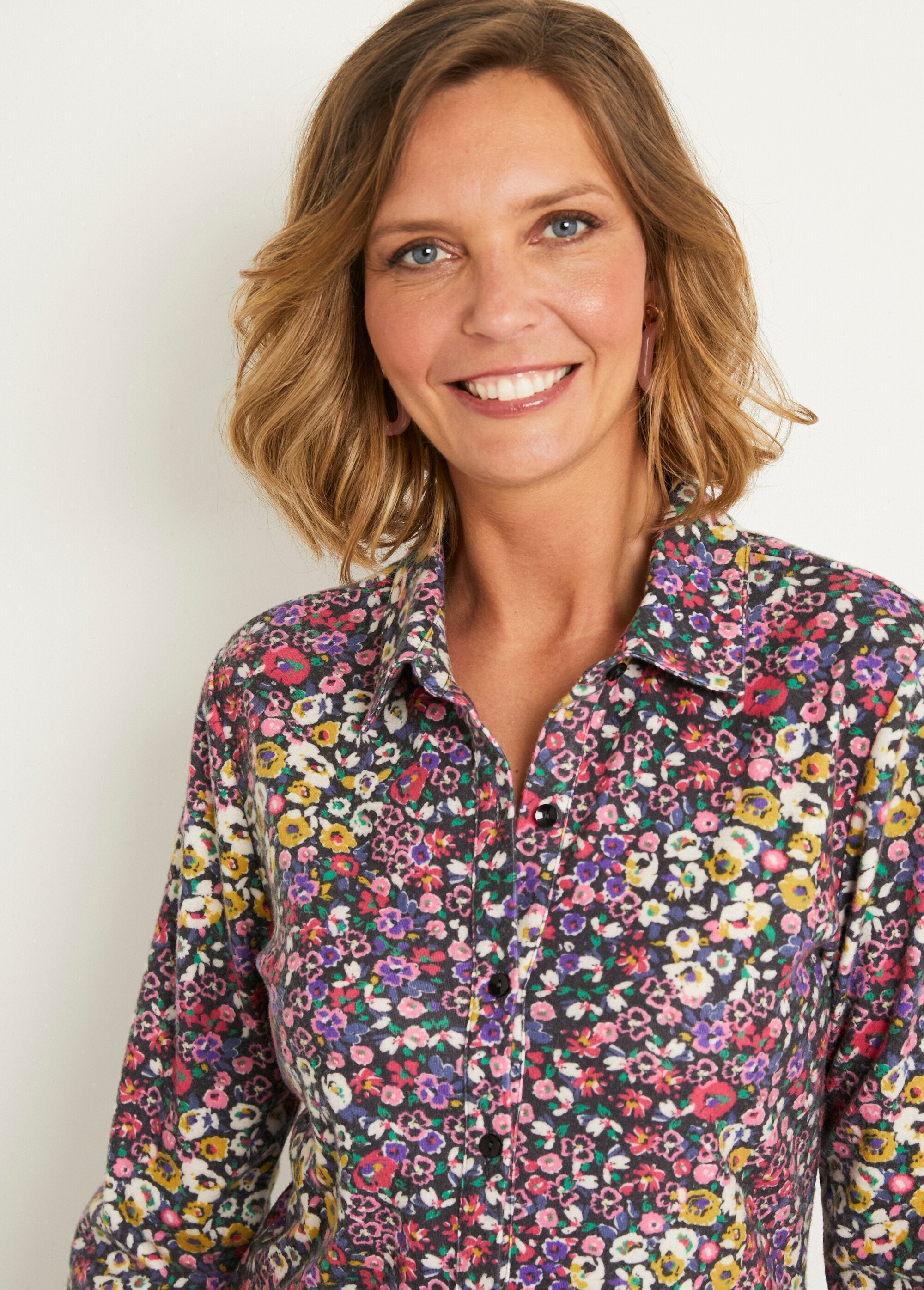 Blusa_longa_com_botões_florais_em_malha_quente_Noir_et_rose_DE2_slim