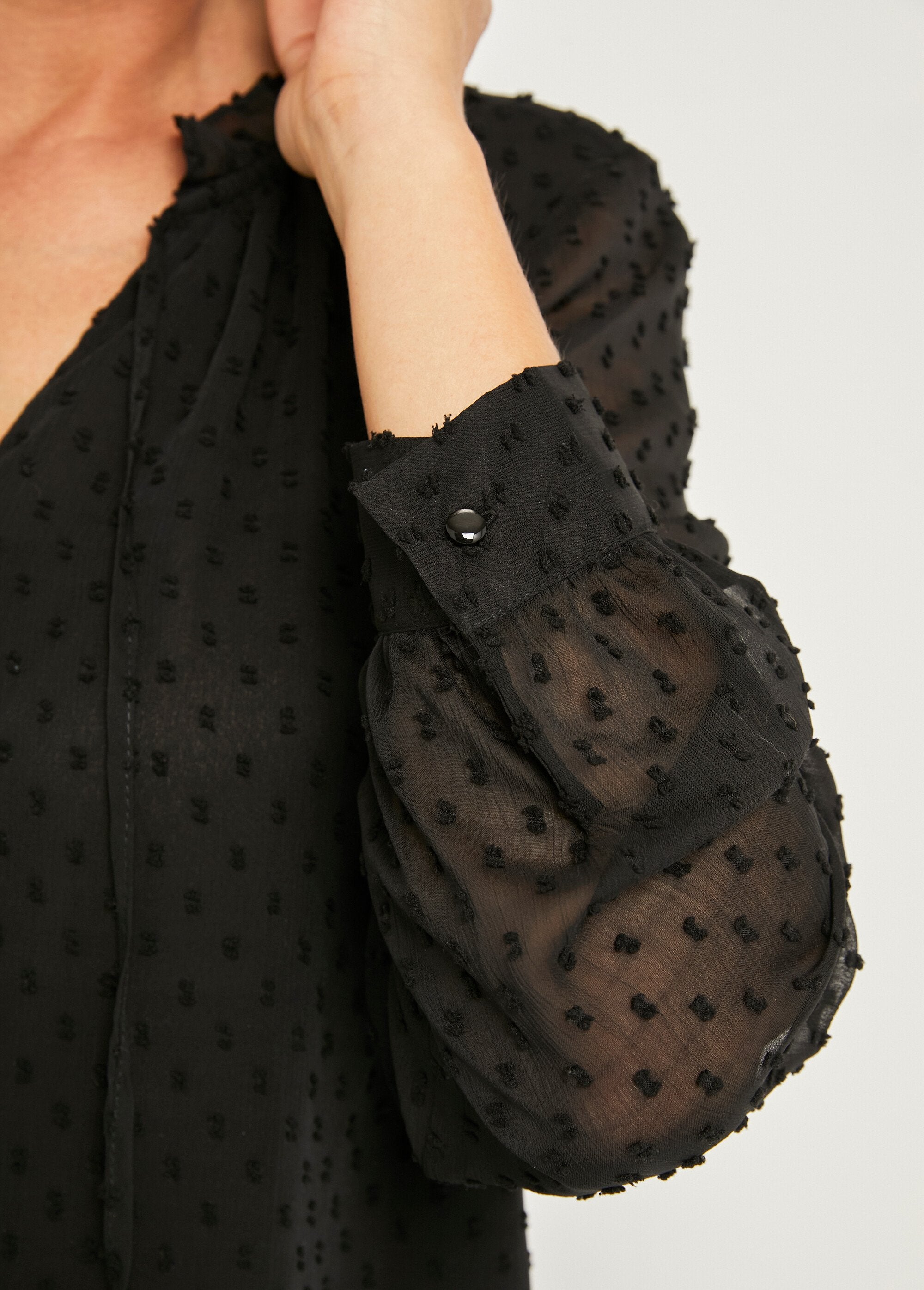 Blusa_lisa_de_voile_plumetis_com_botões_Noir_DE2_slim